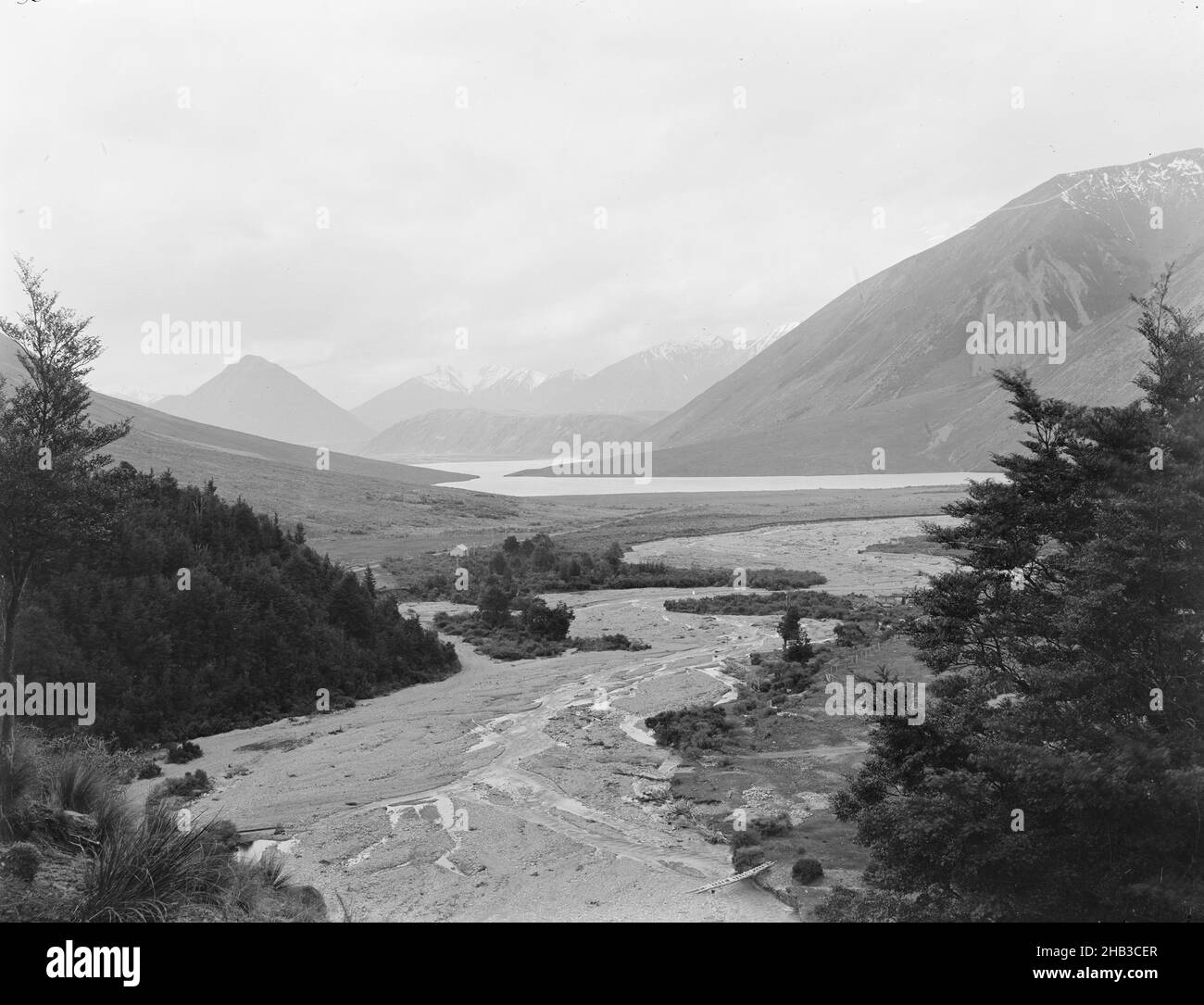 [Lake Pearson, West Coast Road], studio Burton Brothers, studio fotografico, Nuova Zelanda, processo su piastra asciutta di gelatina Foto Stock