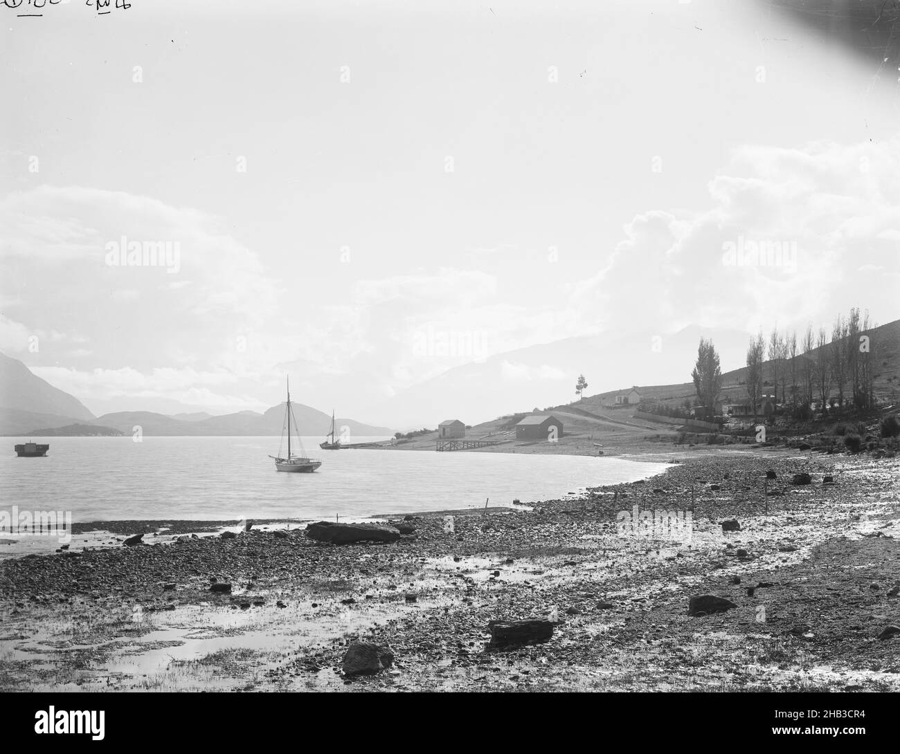 [Pembroke from Lake Wanaka], studio Burton Brothers, studio fotografico, Dunedin, fotografia in bianco e nero Foto Stock