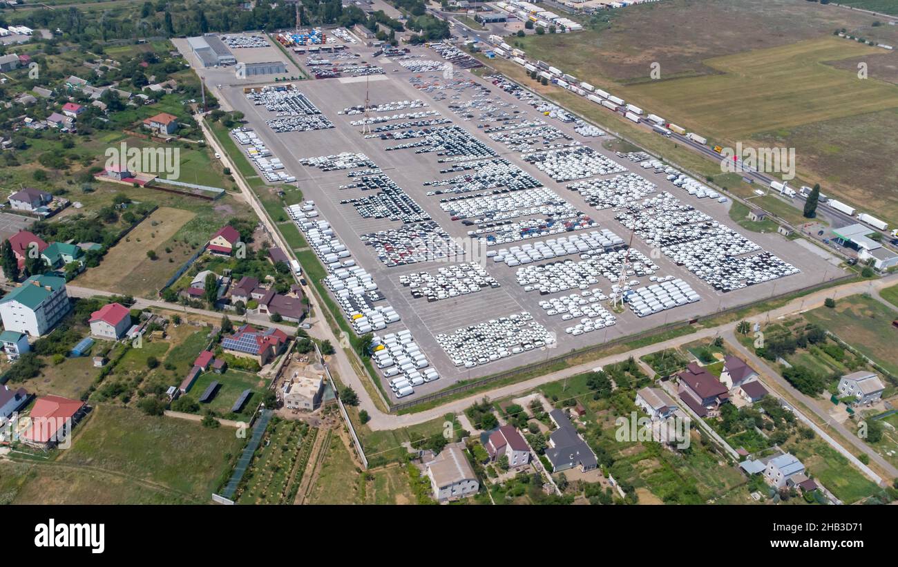 Parcheggi vuoti, vista aerea. Molte auto nel parcheggio. Scatto colorato del drone della moody. Foto Stock