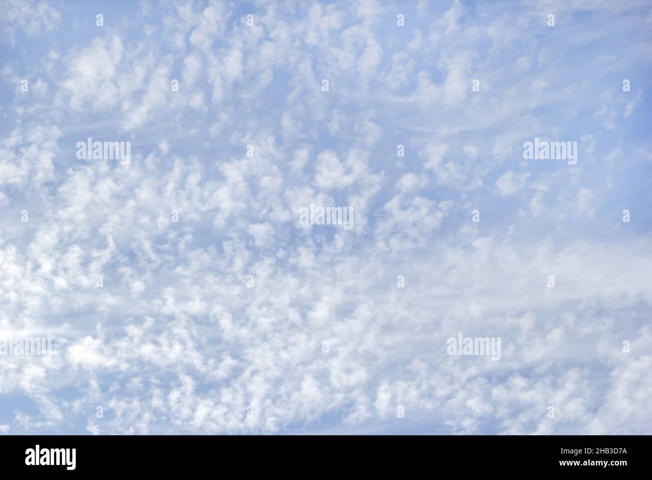 Nuvole bianche e soffici sullo sfondo cielo blu. Foto Stock