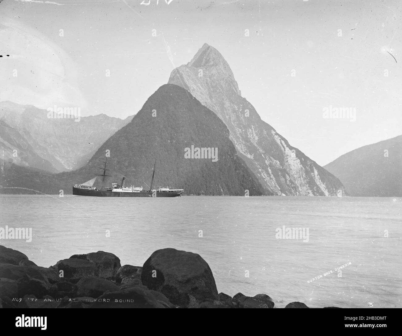 Te Anau a Milford Sound, studio Burton Brothers, studio fotografico, 1883, Dunedin, Processo a piastra asciutta di gelatina, nave a vapore te Anau a Milford Sound con Mitre Peak in background Foto Stock
