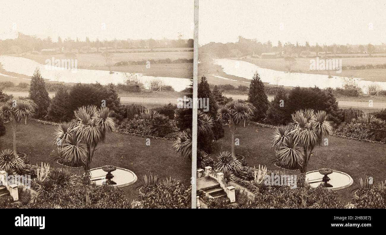 Vista guardando attraverso un giardino sul retro di una proprietà rurale, studio Burton Brothers, studio di fotografia, circa 1880, Nuova Zelanda, fotografia in bianco e nero Foto Stock