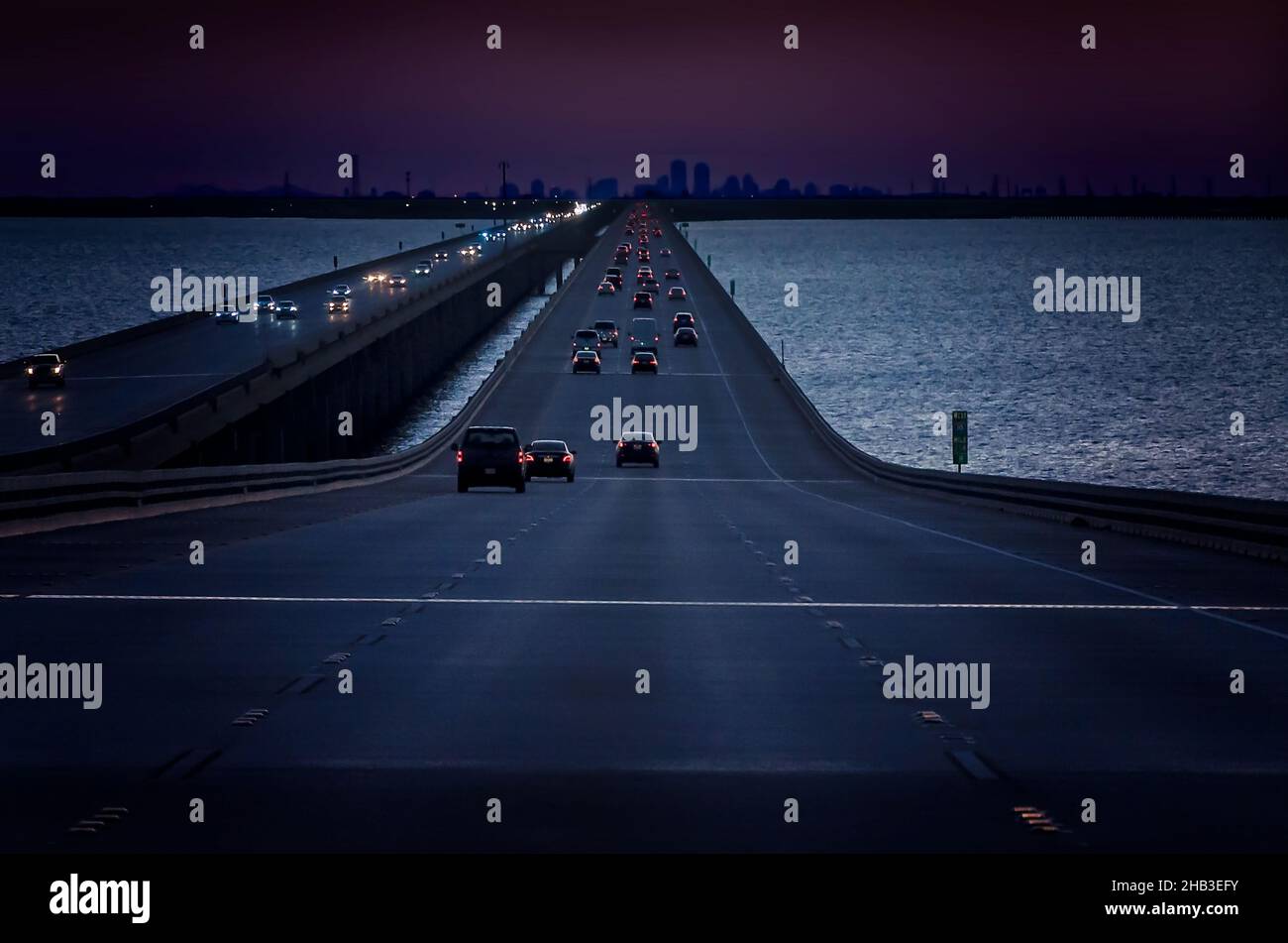 I veicoli viaggiano attraverso l'i-10 Twin Span Bridge attraverso il lago Pontchartrain, 12 dicembre 2021, a New Orleans, Louisiana. Foto Stock