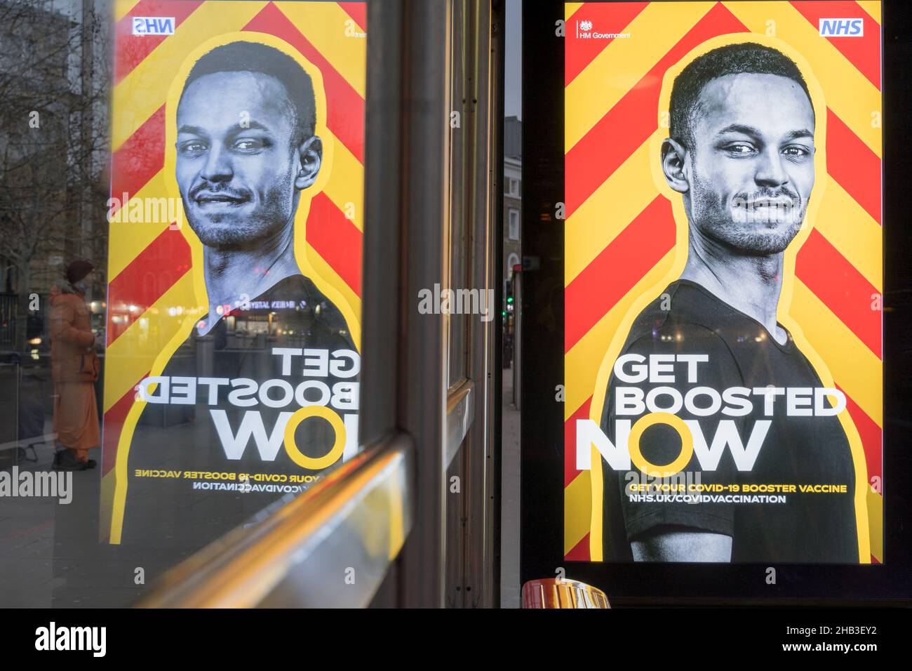 Londra UK 16 dicembre 2021. Poster digitale "GET BOOSTED NOW" come annunciato dal primo Ministro 12th dicembre 2021, che esorta il pubblico a incentivare il vaccino per evitare che la variante Omicron si diffonda come Tidal Wave. Il logo slogan è apparso sul tabellone in tutta la nazione. Credit: Xiu Bao/Alamy Live News Foto Stock