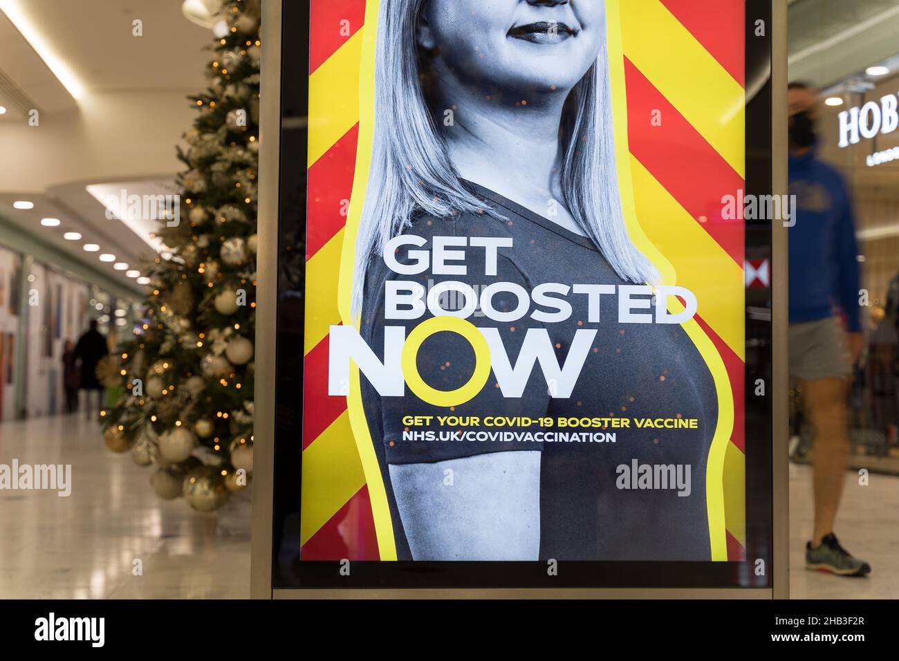 Londra UK 16 dicembre 2021. Poster digitale "GET BOOSTED NOW" come annunciato dal primo Ministro 12th dicembre 2021, che esorta il pubblico a incentivare il vaccino per evitare che la variante Omicron si diffonda come Tidal Wave. Il logo slogan è apparso sul tabellone in tutta la nazione. Credit: Xiu Bao/Alamy Live News Foto Stock