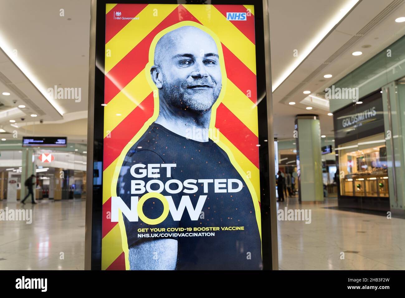 Londra UK 16 dicembre 2021. Poster digitale "GET BOOSTED NOW" come annunciato dal primo Ministro 12th dicembre 2021, che esorta il pubblico a incentivare il vaccino per evitare che la variante Omicron si diffonda come Tidal Wave. Il logo slogan è apparso sul tabellone in tutta la nazione. Credit: Xiu Bao/Alamy Live News Foto Stock