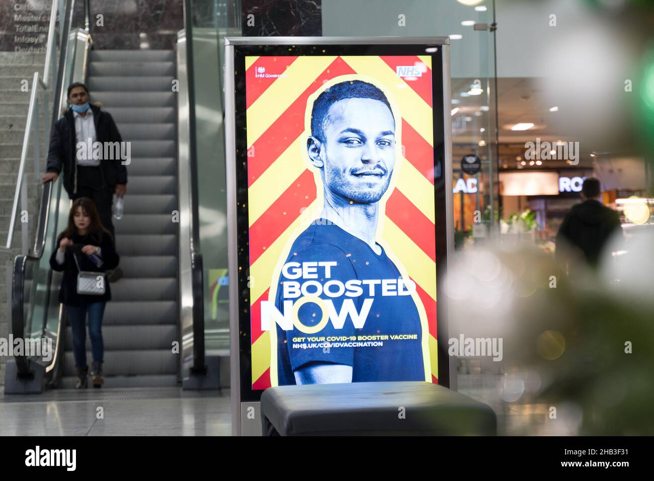 Londra UK 16 dicembre 2021. Poster digitale "GET BOOSTED NOW" come annunciato dal primo Ministro 12th dicembre 2021, che esorta il pubblico a incentivare il vaccino per evitare che la variante Omicron si diffonda come Tidal Wave. Il logo slogan è apparso sul tabellone in tutta la nazione. Credit: Xiu Bao/Alamy Live News Foto Stock