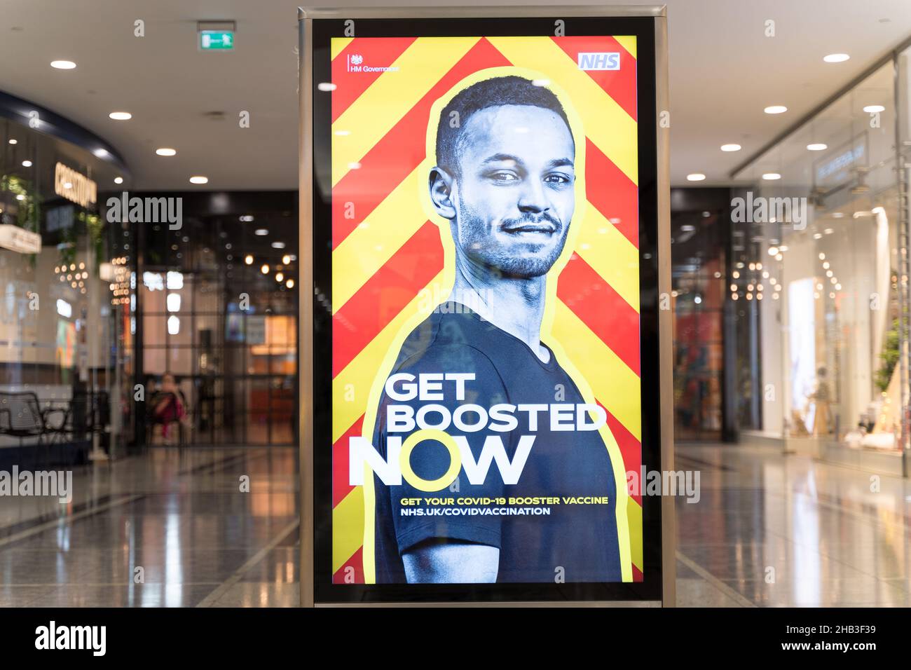 Londra UK 16 dicembre 2021. Poster digitale "GET BOOSTED NOW" come annunciato dal primo Ministro 12th dicembre 2021, che esorta il pubblico a incentivare il vaccino per evitare che la variante Omicron si diffonda come Tidal Wave. Il logo slogan è apparso sul tabellone in tutta la nazione. Credit: Xiu Bao/Alamy Live News Foto Stock