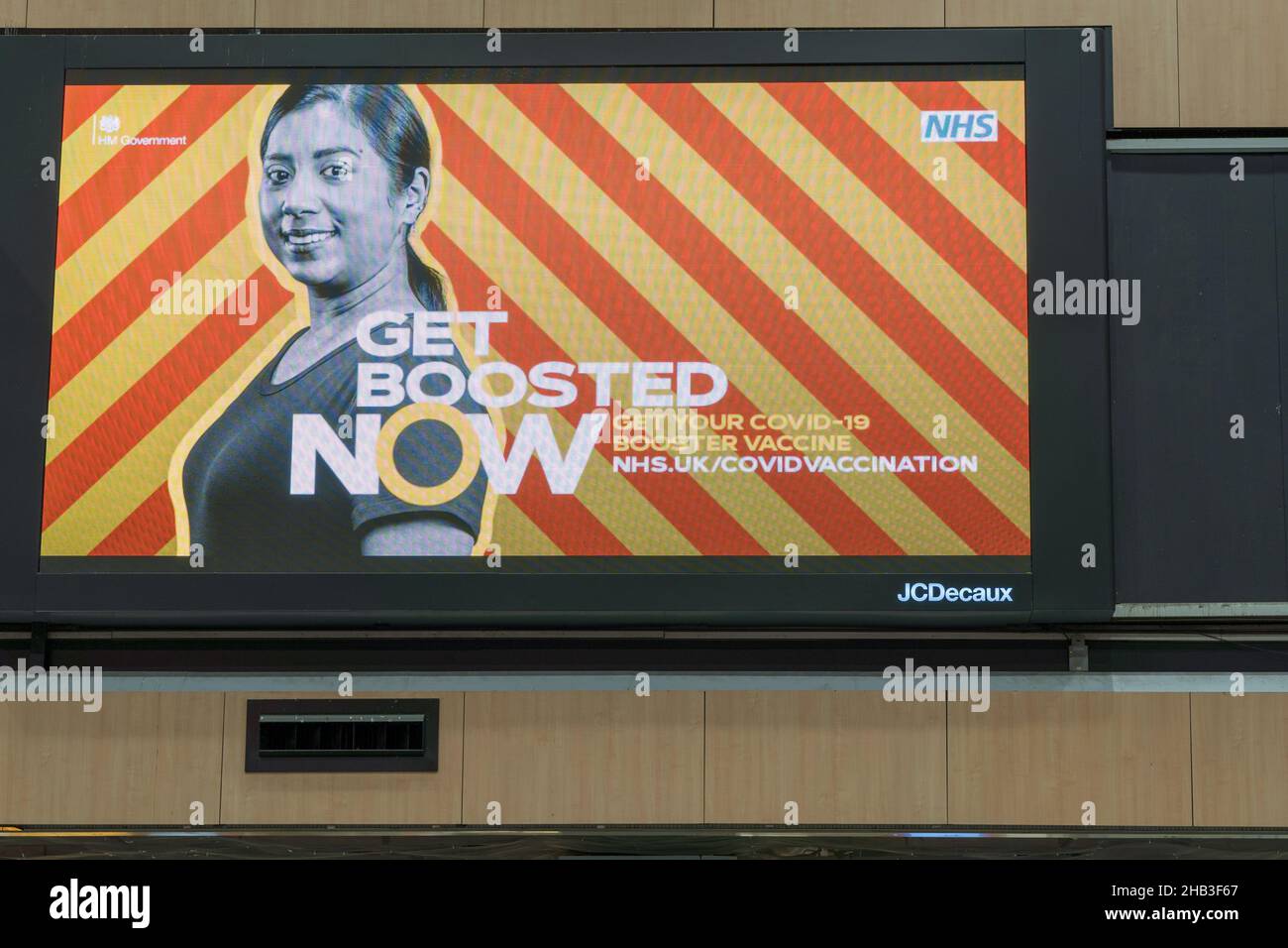 Londra UK 16 dicembre 2021. Poster digitale "GET BOOSTED NOW" come annunciato dal primo Ministro 12th dicembre 2021, che esorta il pubblico a incentivare il vaccino per evitare che la variante Omicron si diffonda come Tidal Wave. Il logo slogan è apparso sul tabellone in tutta la nazione. Credit: Xiu Bao/Alamy Live News Foto Stock