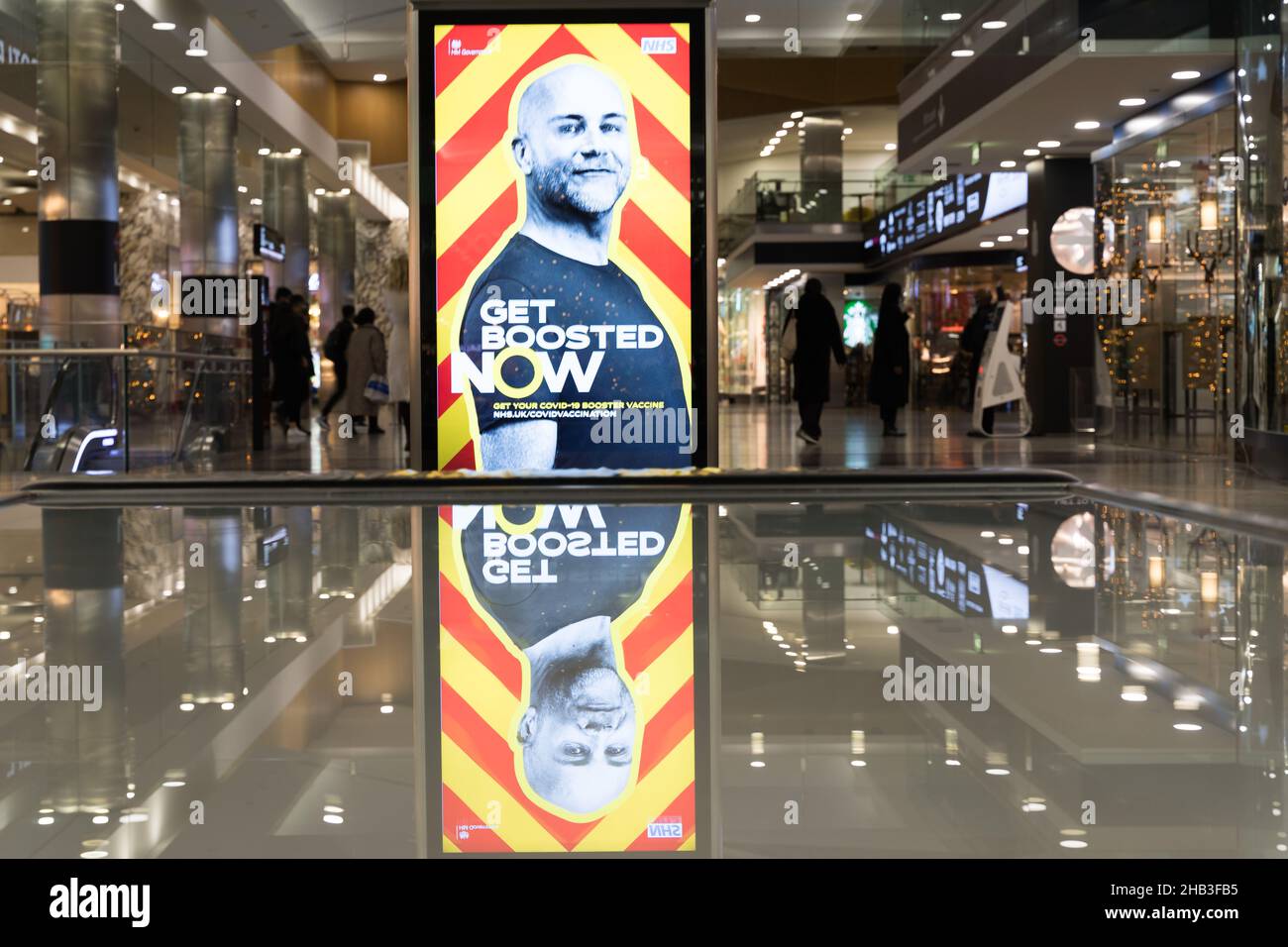 Londra UK 16 dicembre 2021. Poster digitale "GET BOOSTED NOW" come annunciato dal primo Ministro 12th dicembre 2021, che esorta il pubblico a incentivare il vaccino per evitare che la variante Omicron si diffonda come Tidal Wave. Il logo slogan è apparso sul tabellone in tutta la nazione. Credit: Xiu Bao/Alamy Live News Foto Stock