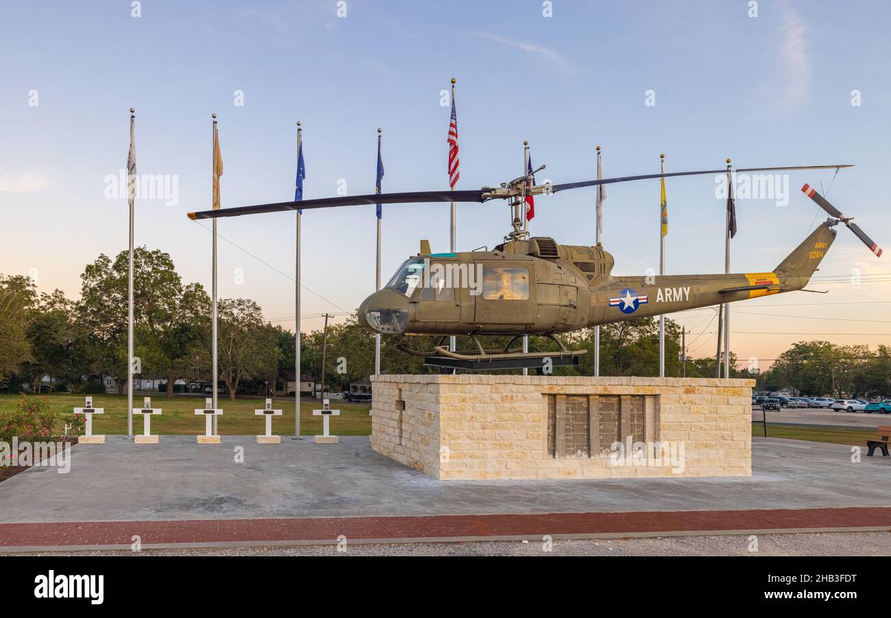 Yorktown, Texas, USA - 25 settembre 2021: Un elicottero Bell UH-1 Iroquois Huey in mostra come War Memorial sulla strada principale Foto Stock