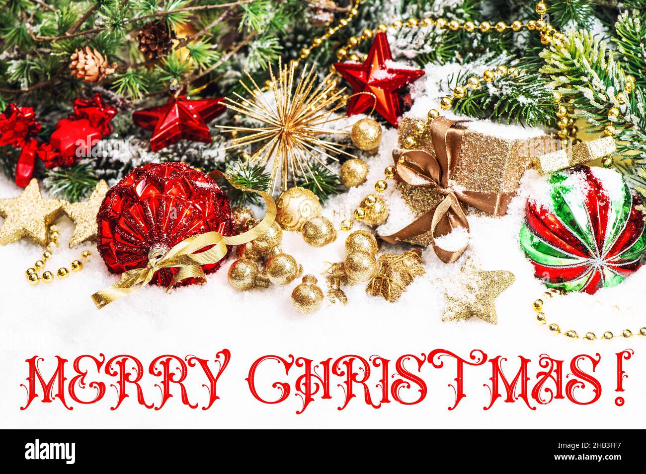 Buon Natale! Decorazioni festive baubles lucenti e scatola regalo con rami di pino Foto Stock