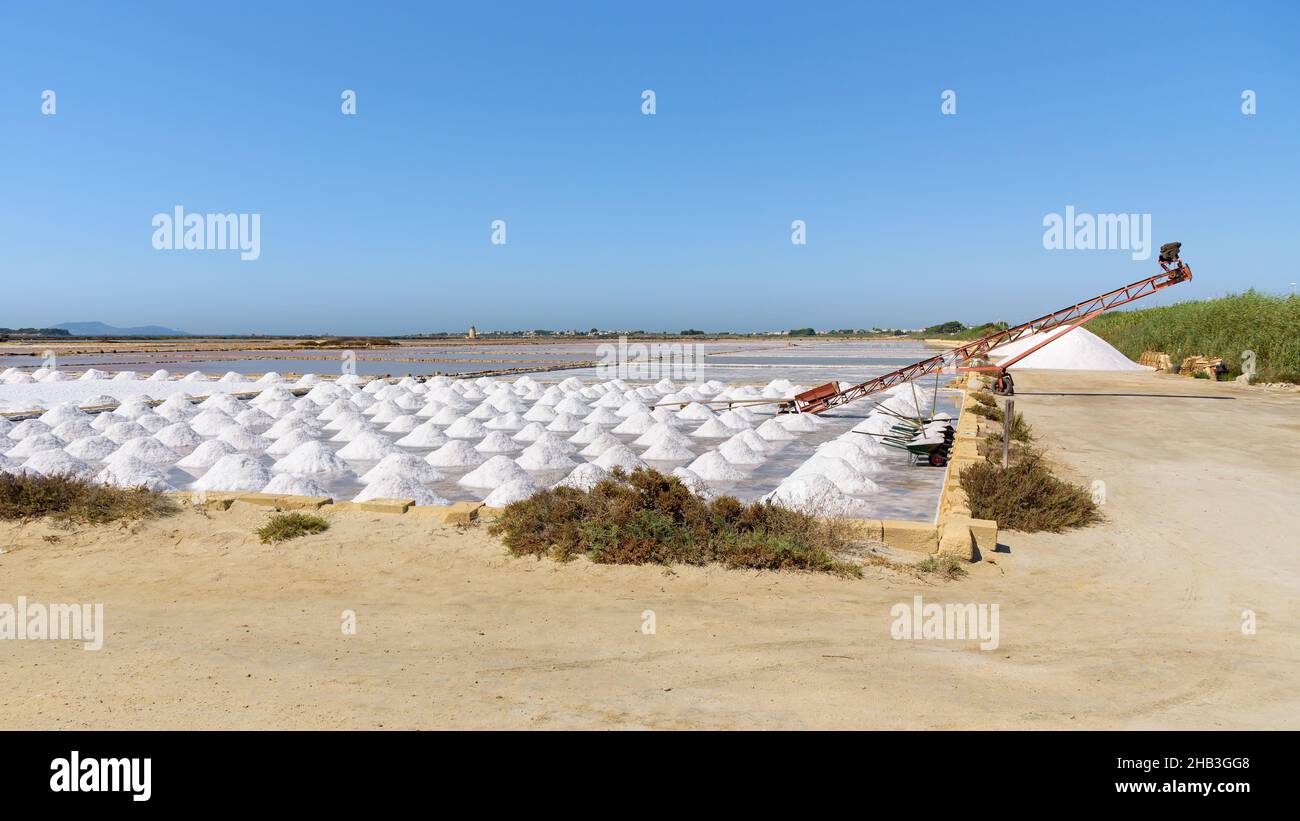 Laghetto di evaporazione del sale vicino Trapani sull'isola di Sicilia Foto Stock