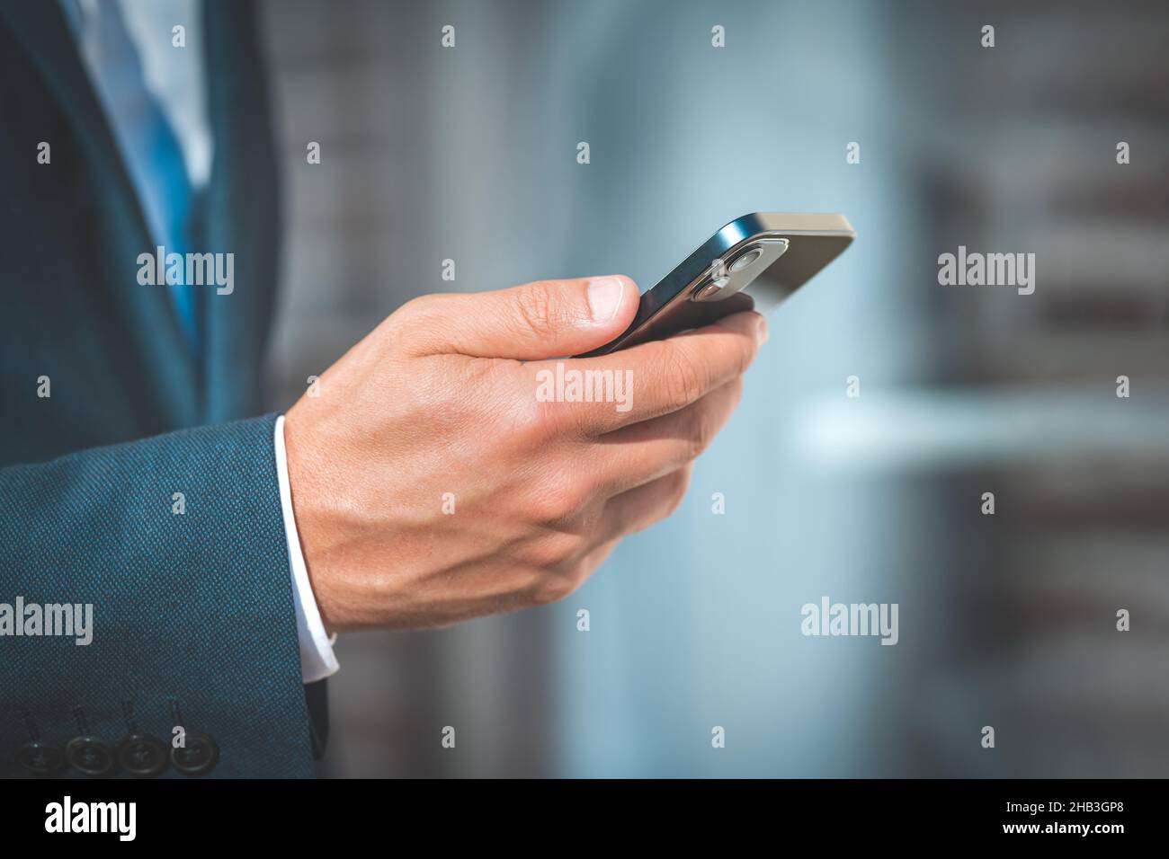 Primo piano della mano di un uomo d'affari con smartphone mobile Foto Stock