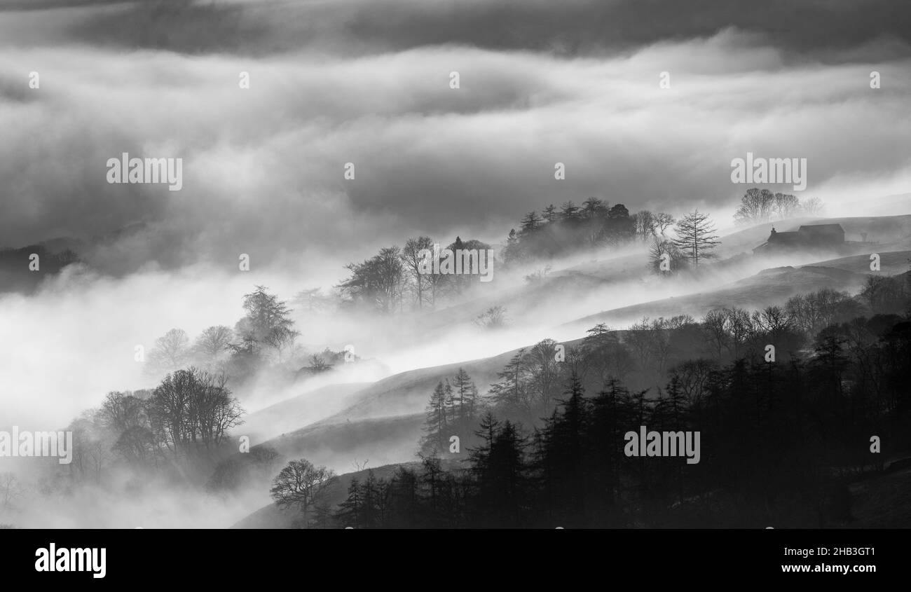 Kirkstone Pass, Cumbria, Regno Unito. 16th Dic 2021. Meteo. Scene suggestive dal fanmoso passo di Kirkstone che si affaccia su Windermere, mentre un'inversione di nuvola si insinua nella valle. Credit: Wayne HUTCHINSON/Alamy Live News Foto Stock