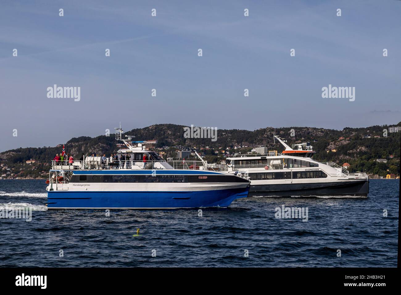 Catamarani passeggeri ad alta velocità Ekspressen e hardangerprins a Byfjorden, arrivando all'ingresso del porto di Bergen, Norvegia Foto Stock