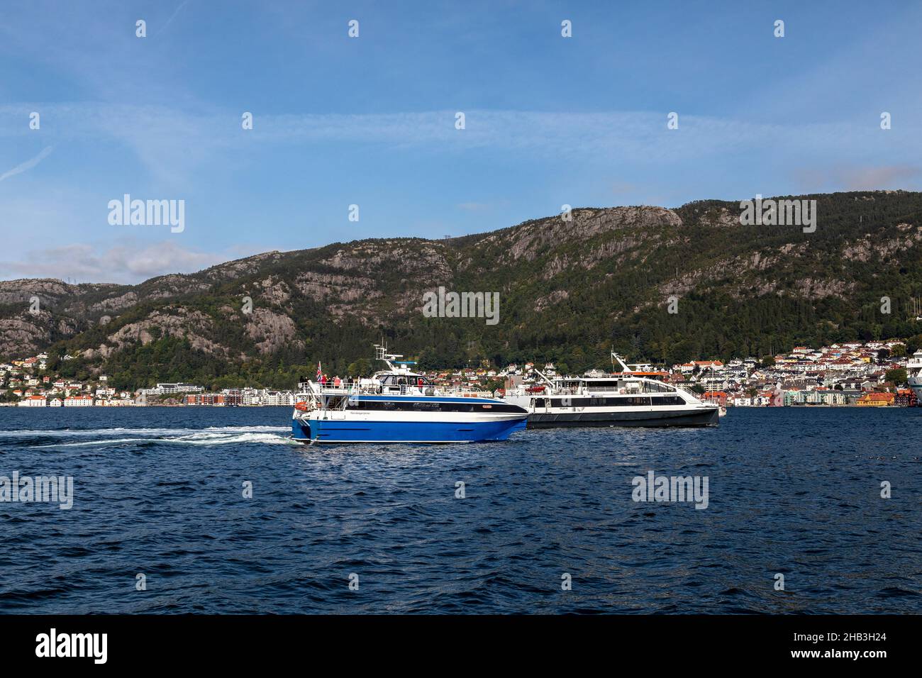 Catamarani passeggeri ad alta velocità Ekspressen e hardangerprins a Byfjorden, arrivando all'ingresso del porto di Bergen, Norvegia Foto Stock