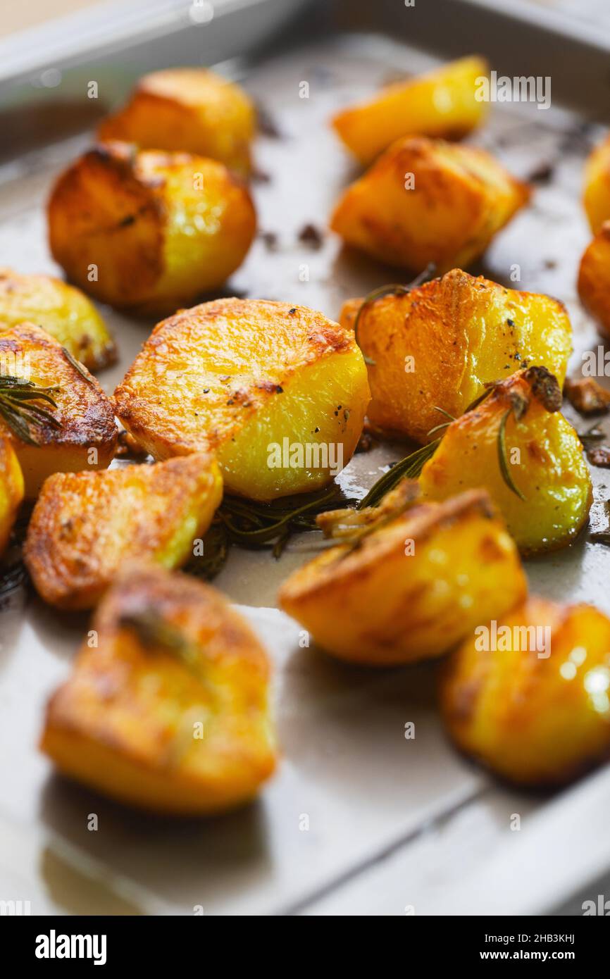 Patate arrosto sulla teglia da forno con aglio e rosmarino , fuoco selettivo. Le patate al forno sono il cibo più popolare a Natale Foto Stock