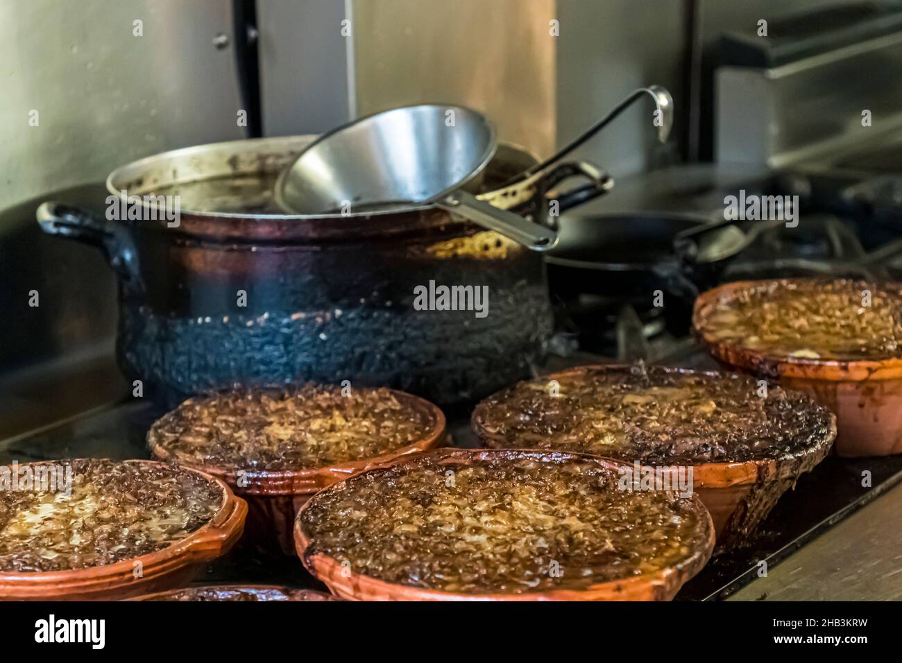 Lo chef Eric Rousselot prepara il famoso Cassoulet Imperial all'Hostellerie Etienne, un'azienda a conduzione familiare dal 1956. Labastide d'Anjou, Francia Foto Stock