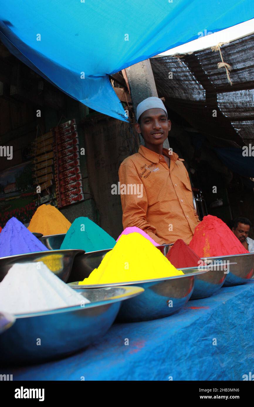 Vendita di colori in polvere sul mercato. Che bei colori dell'India, come la gente tutta la realtà è colorata. Vicino a Mamallapuran Tamil Nadu , India Foto Stock