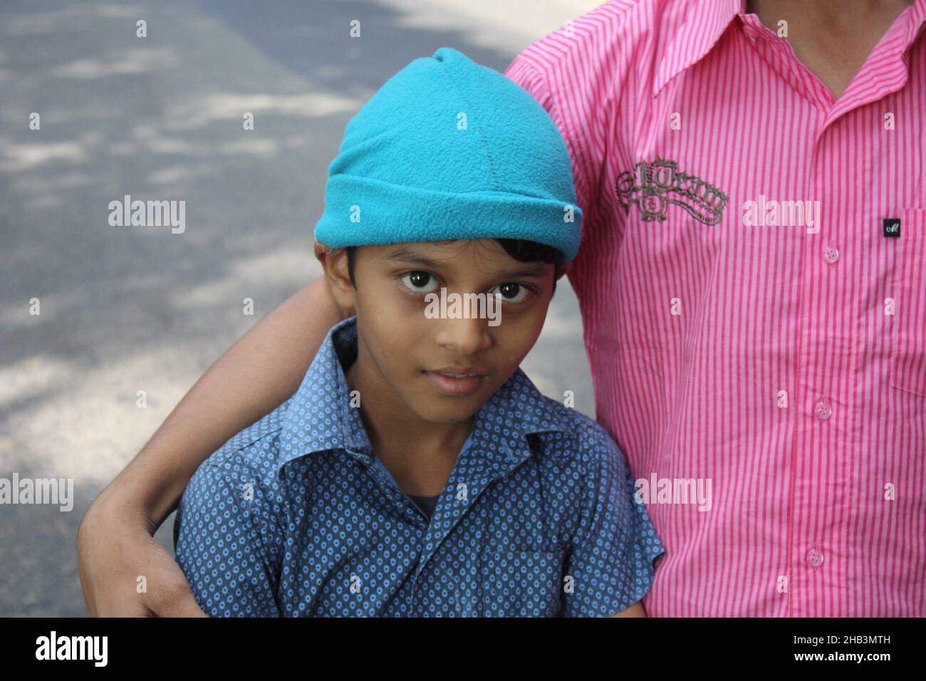 Un ragazzo fidato sulla strada vicino Wayanad Wildlife Sanctuary Kerala, India Foto Stock