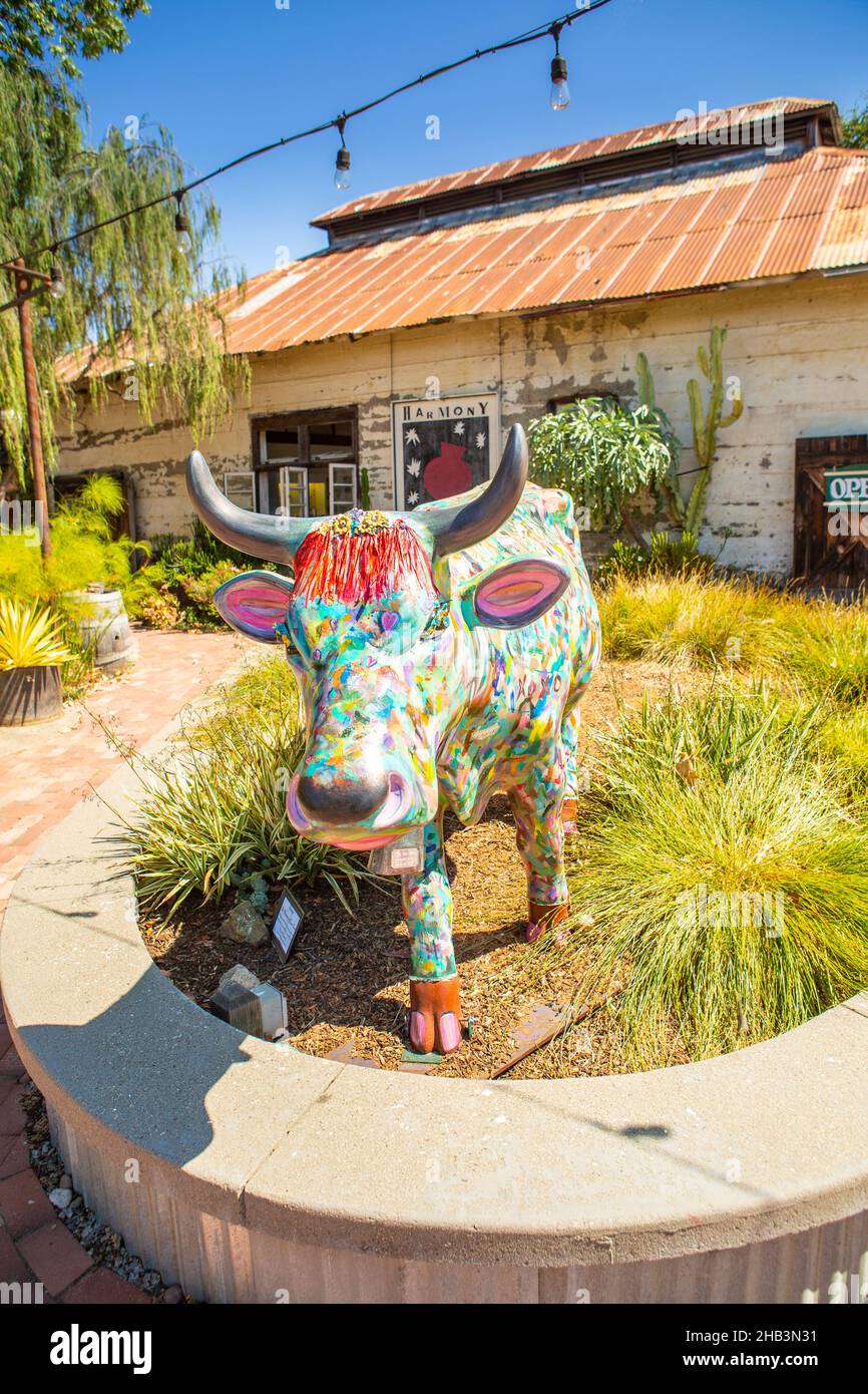 Harmony of Love Cow di fronte alla Harmony Pottery Studio Gallery, Harmony, California Foto Stock