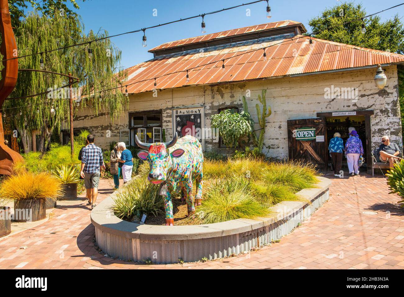 Harmony of Love Cow di fronte alla Harmony Pottery Studio Gallery, Harmony, California Foto Stock