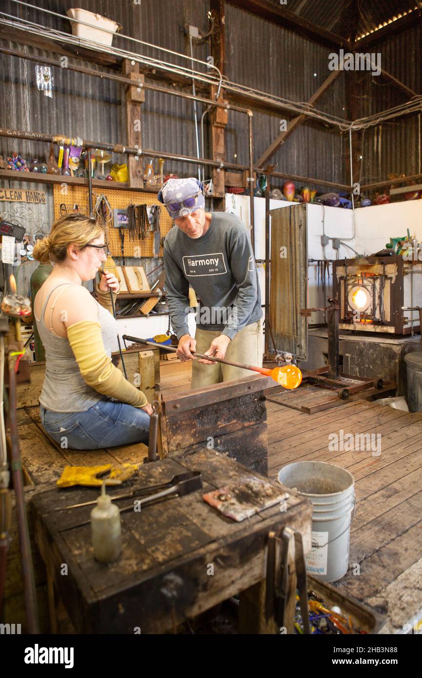 Lezioni di soffiatura del vetro nelle Harmony Glass Works, Harmony, California Foto Stock