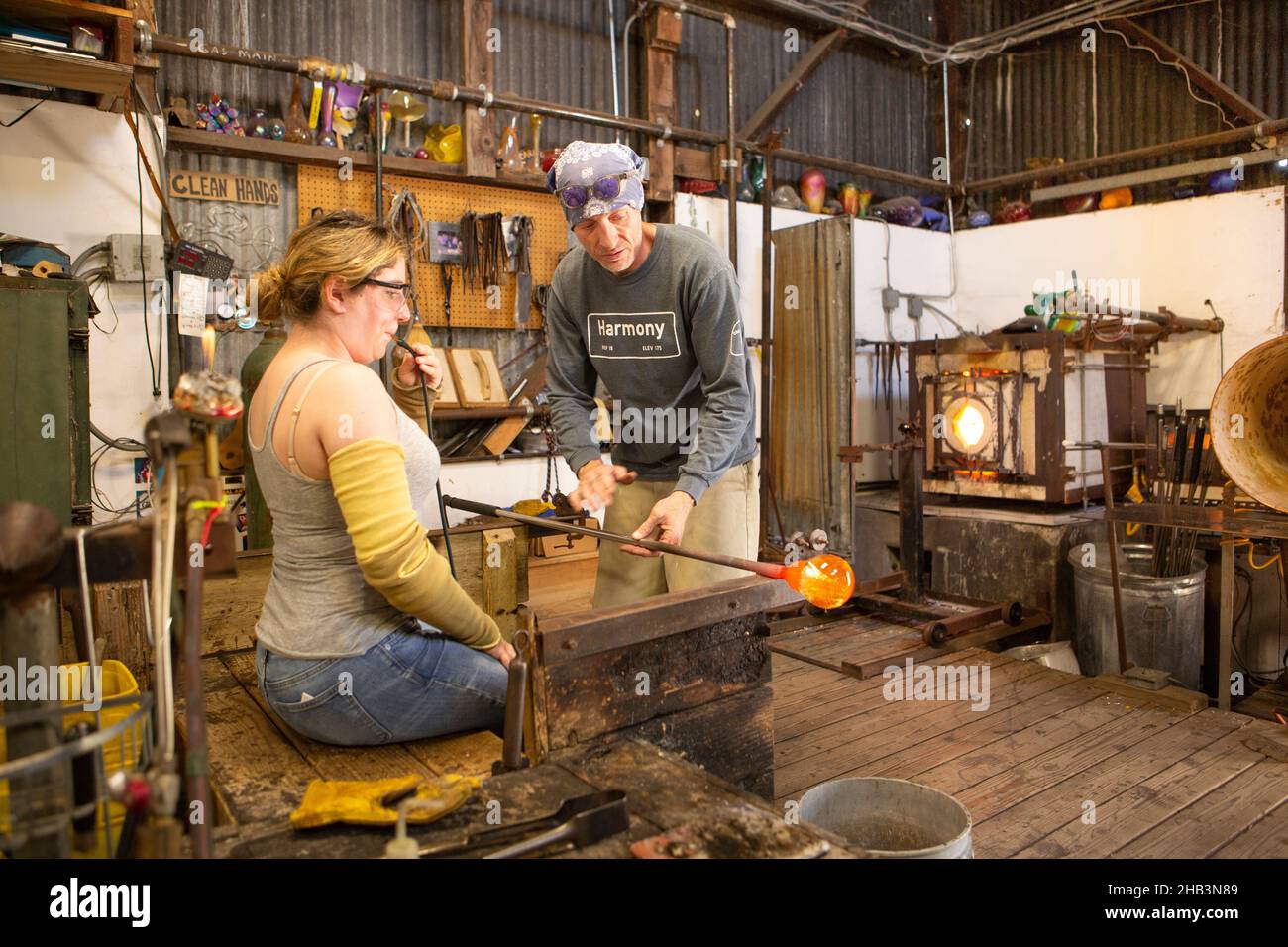 Lezioni di soffiatura del vetro nelle Harmony Glass Works, Harmony, California Foto Stock