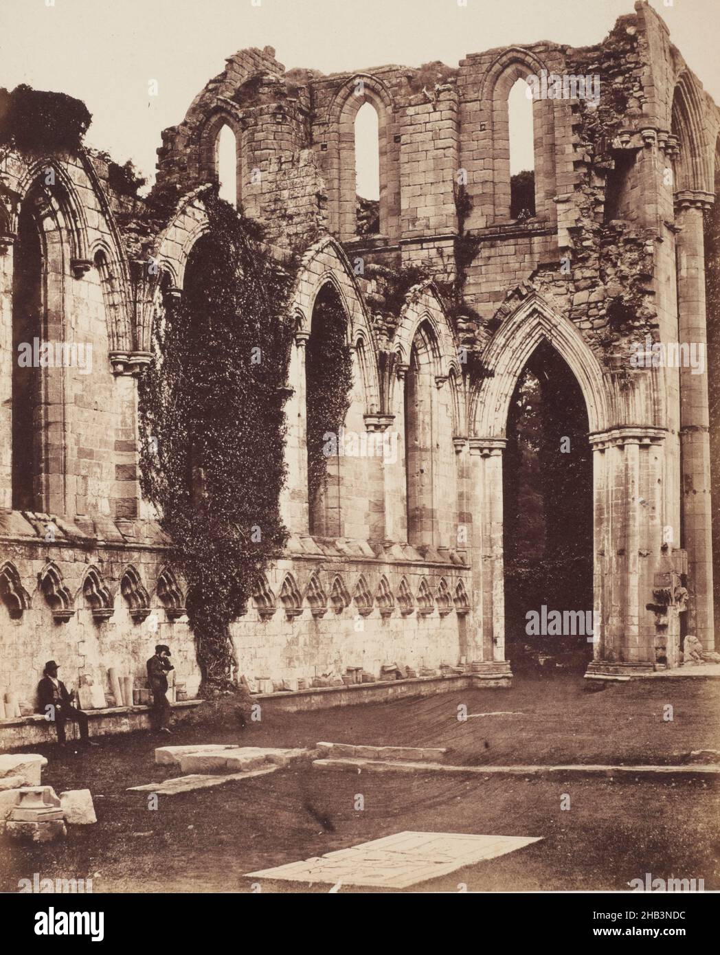 Fontane Abbey, interno del coro. Dall'album: Un tour fotografico tra le Abbazie dello Yorkshire, 1856, Bell e Daddy, Philip Delamotte, circa 1856, Yorkshire Foto Stock
