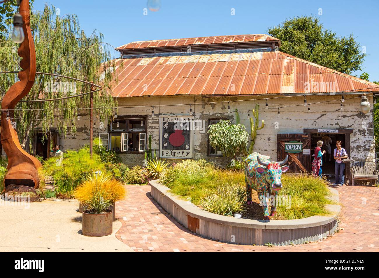 Harmony of Love Cow di fronte alla Harmony Pottery Studio Gallery, Harmony, California Foto Stock