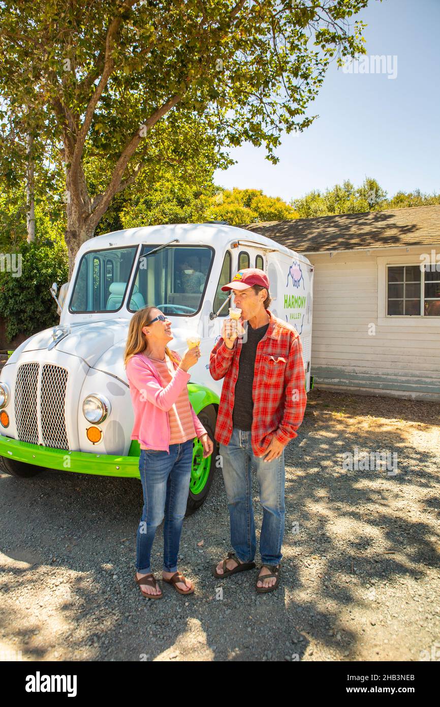 I visitatori possono assaggiare i coni gelato del camion Scoop, Harmony, California Foto Stock