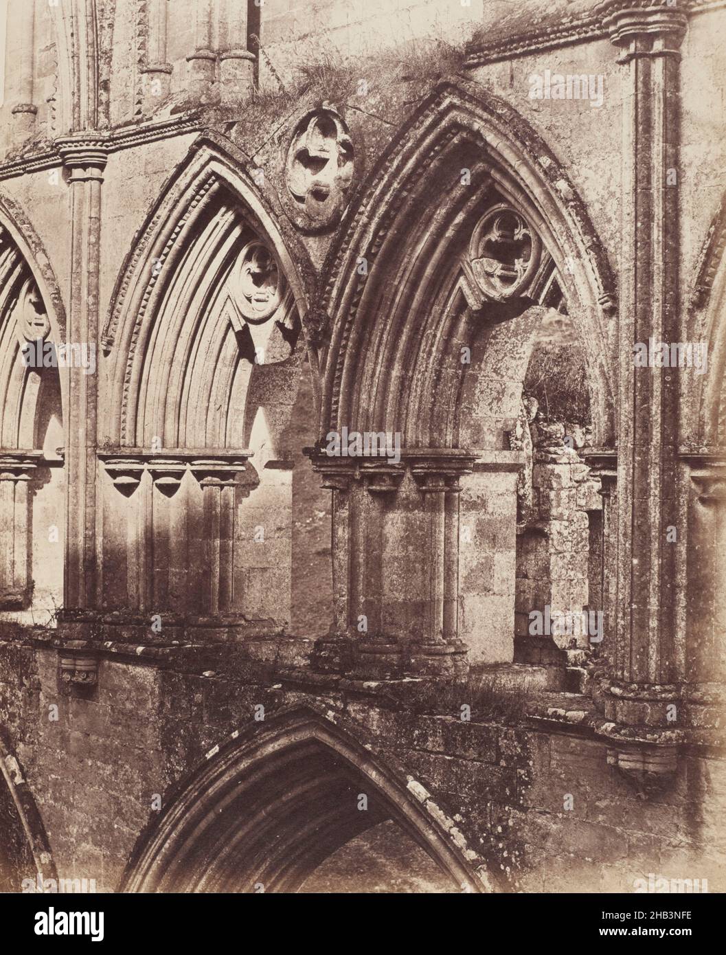 Abbazia di Rivaulx. Il Triforium Arches. Dall'album: Un tour fotografico tra le Abbazie dello Yorkshire, 1856, Bell e Daddy, Philip Delamotte, circa 1856, Yorkshire Foto Stock