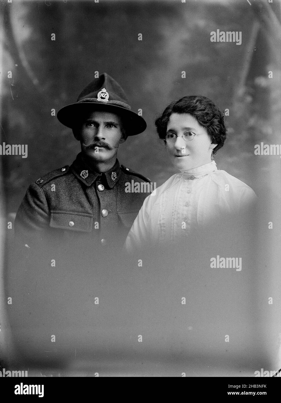 Arthur Lyell e una donna sconosciuta, Berry & Co, studio fotografico, 1918-1919, Wellington, Fotografia in bianco e nero, questo ritratto di studio mostra privato Arthur Lyell. La foto è stata scattata al Berry & Co. Photographers di Wellington, uno studio noto fondato nel 1897 da William Berry. Molti soldati hanno fatto le loro foto scattate mentre in partenza o prima che partirono per combattere nella prima guerra mondiale Foto Stock