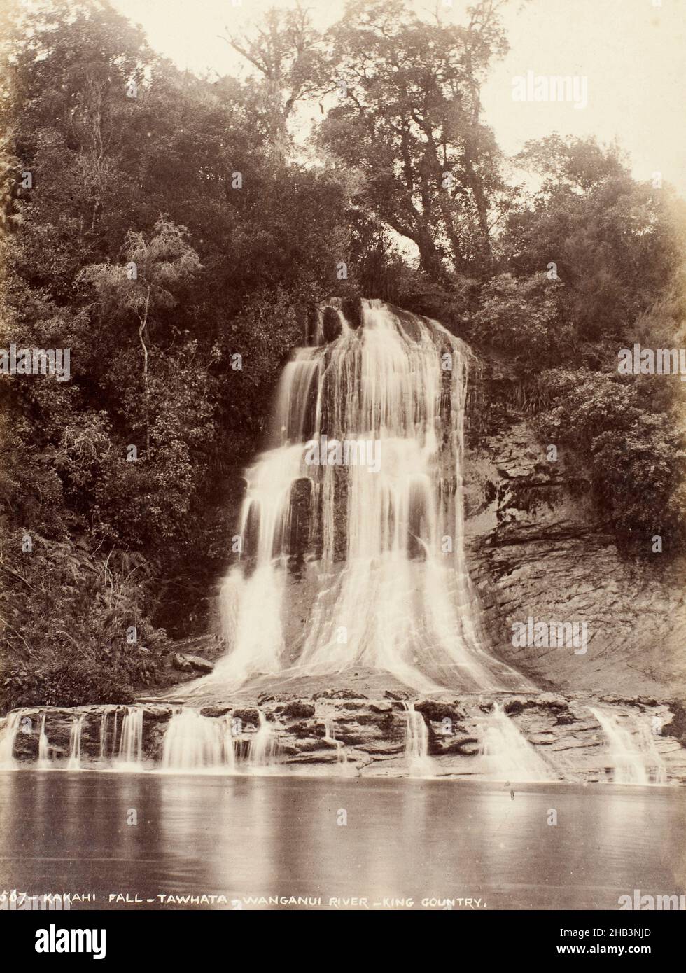 Kakahi Fall - Tawhata - Wanganui River - King Country. Dall'album: Views of New Zealand Scenografie, studio Burton Brothers, studio fotografico, 18 maggio 1885, Whanganui Foto Stock