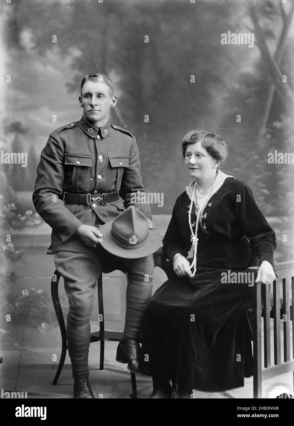 Ritratto di un soldato non identificato e di una donna non identificata [inscritto Graham 12], Berry & Co, studio fotografico, settembre 1918, Wellington, Fotografia in bianco e nero, Ritratto di un privato nell'esercito neozelandese e di una donna, seduto. Indossa un anello di nozze, così può essere la moglie dell'uomo, la madre, o la sorella sposata. La data della seduta, "ep 18" [ = settembre 1918] è iscritta in negativo. Foto Stock