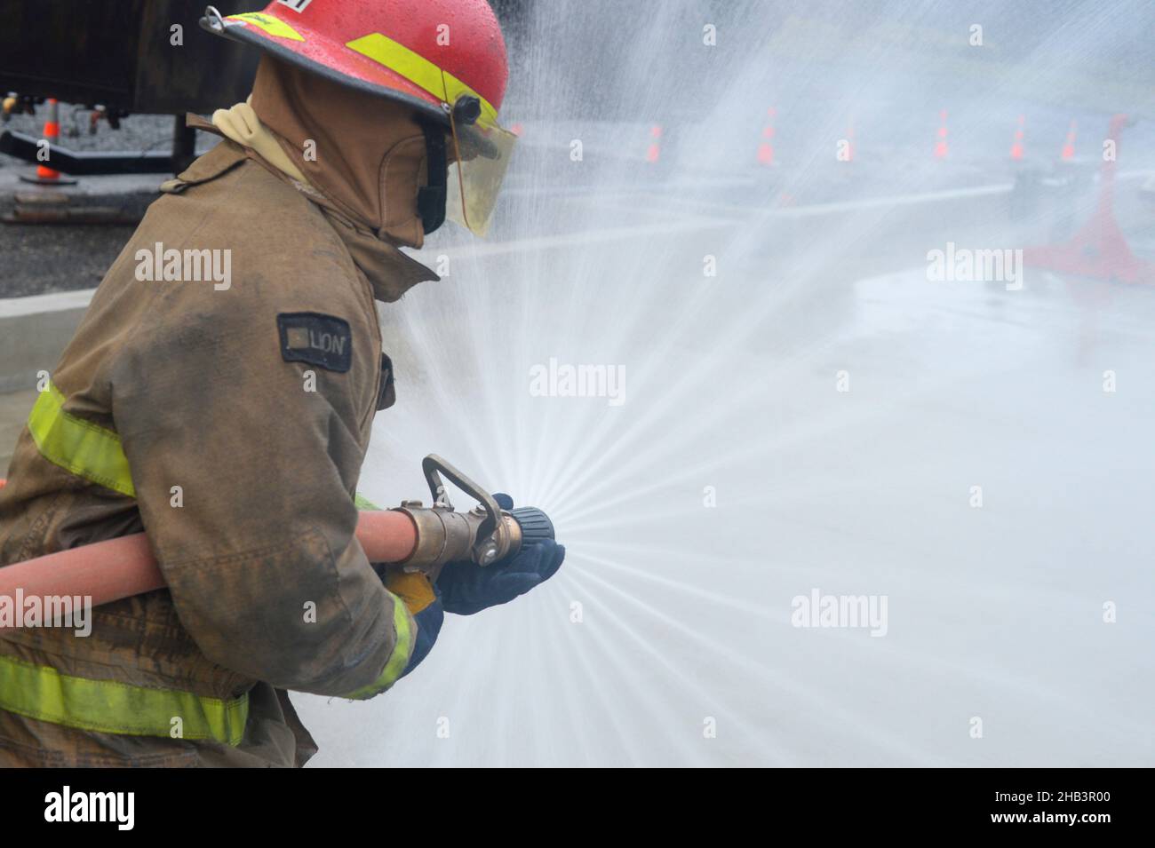 BELFAIR, Washington (dicembre 14, 2021) - U.S. Navy Information Systems Technician Seaman Robert Shoe, di Charlotte, N.C., assegnato alla portaerei USS Theodore Roosevelt (CVN 71), partecipa alla formazione antincendio di William Robert Gee Fire Training a Belfair, Washington, 14 dicembre 2021. Theodore Roosevelt si trova in una disponibilità incrementale pianificata per l'attracco presso il cantiere navale Puget Sound e l'impianto di manutenzione intermedia dove la nave riceverà la manutenzione programmata e gli aggiornamenti. (STATI UNITI Foto Navy di Mass Communication Specialist 3rd Classe carter Radke) Foto Stock