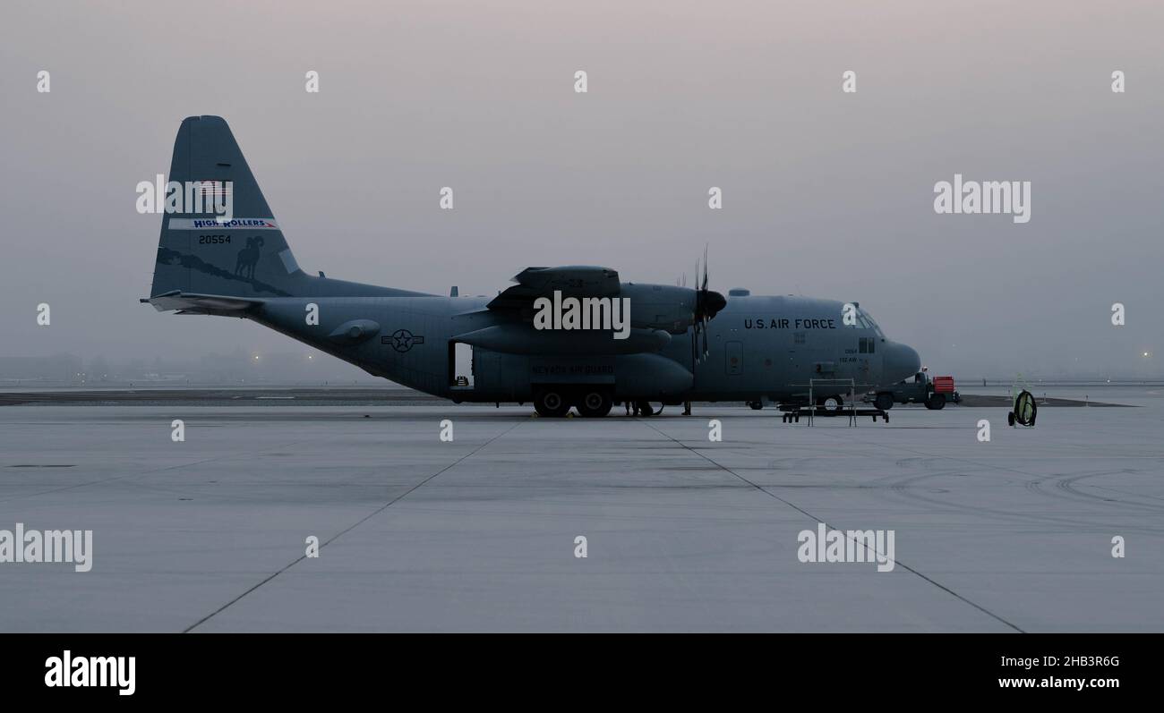 Un C-130 dalla 152nd Airlift Wing, Nevada Air National Guard, siede sulla linea di volo seguendo la base della Guardia Nazionale aerea del Nevada, Reno, Never., 8 dicembre 2021. La 152nd Airlift Wing offre un'airlift tattica e la consegna aerea in tutto il mondo, fornendo allo stesso tempo una risposta nazionale di livello mondiale allo stato del Nevada e della nazione. (STATI UNITI Air National Guard foto di Airman 1st classe Thomas Cox) Foto Stock