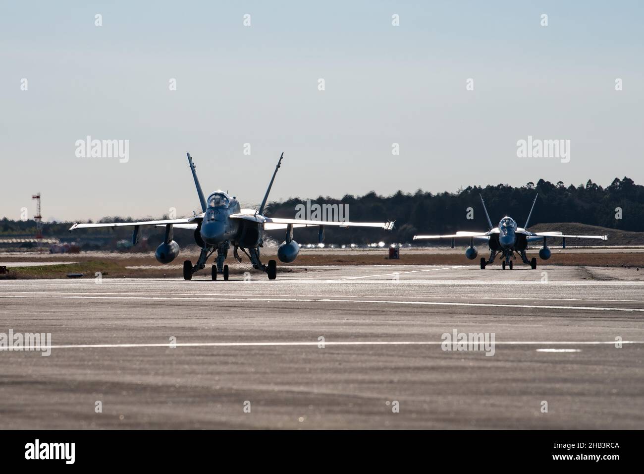 US Marine Corps F/A-18C Hornet Aircraft con Marine Fighter Attack Squadron 112 taxi la pista di Hyakuri Air base, Giappone, 13 dicembre 2021. I Marines USA con VMFA-112 stanno lavorando con il personale della forza di autodifesa aerea del Giappone presso la base aerea di Hyakuri come parte del programma di trasferimento di addestramento dell'aviazione per rafforzare l'alleanza USA-Giappone. (STATI UNITI Foto del corpo marino di CPL. Evan Jones) Foto Stock