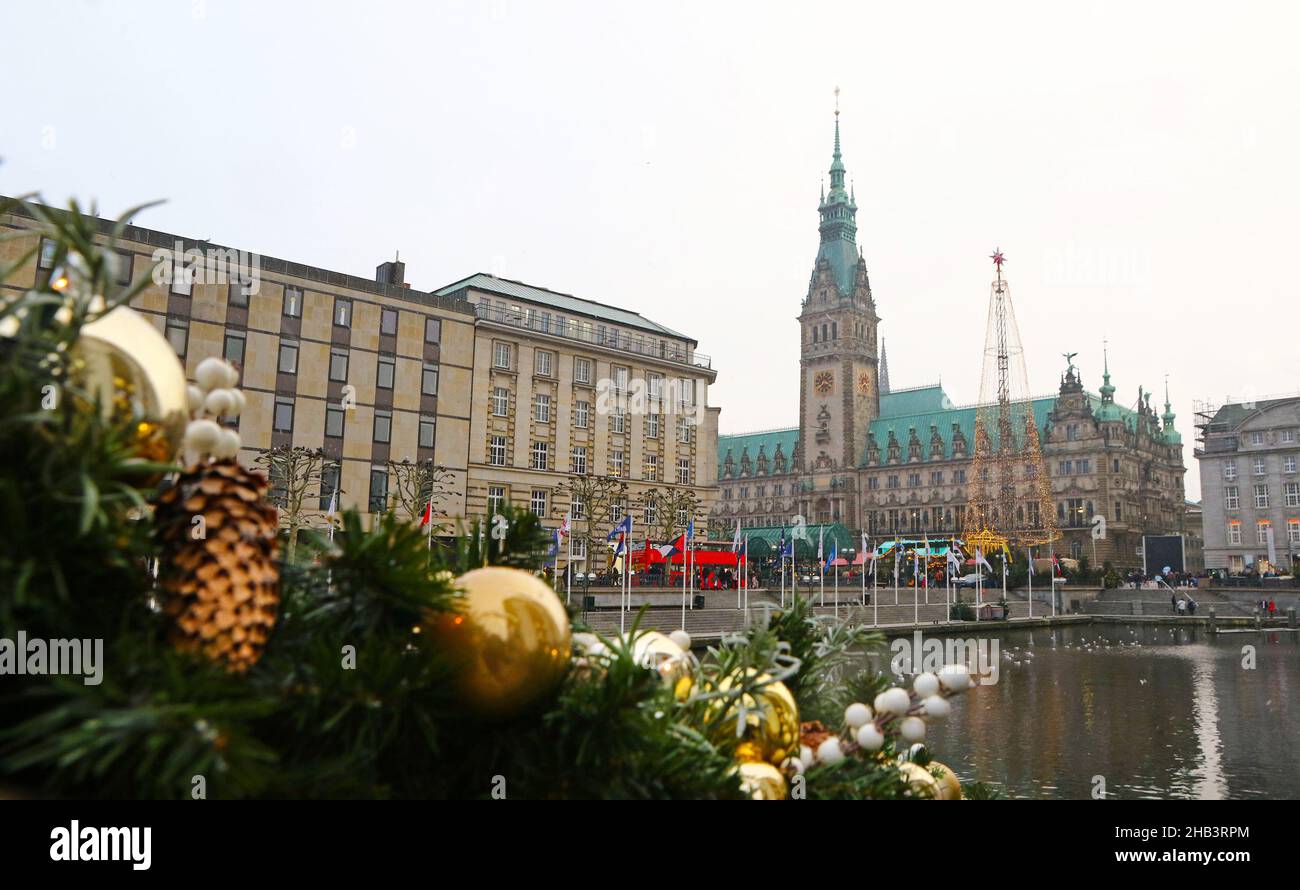 Vista invernale del lago Binnenalster e mercatino di Natale in piazza Municipio vicino dal Municipio di Amburgo (Amburgo Rathaus), Germania. Le decorazioni di Natale sulla Foto Stock