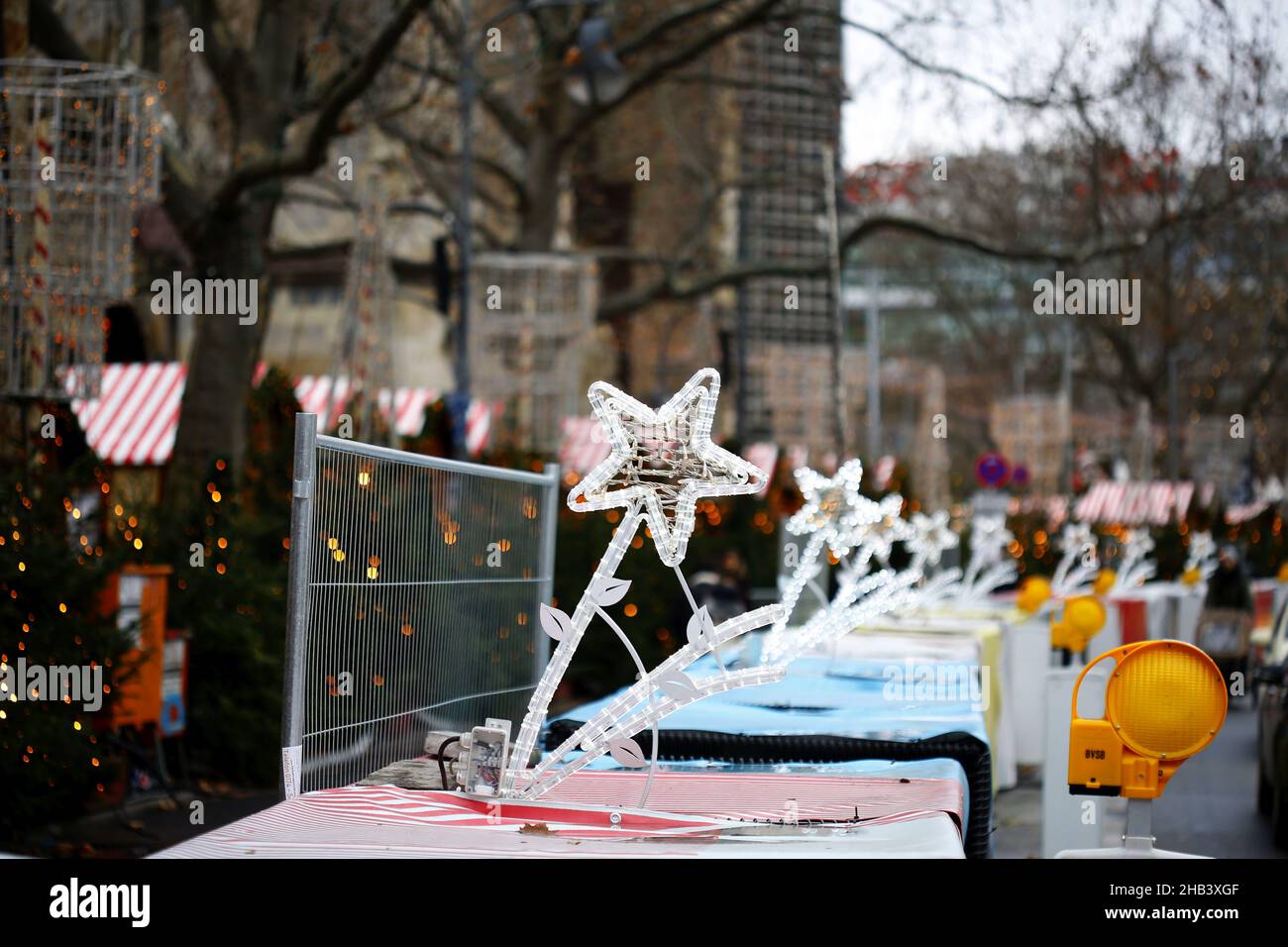 Berlino, Germania. 16th Dic 2021. Berlino: Mercatino di Natale su Breitscheidplatz (Foto di Simone Kuhlmey/Pacific Press) Credit: Pacific Press Media Production Corp./Alamy Live News Foto Stock