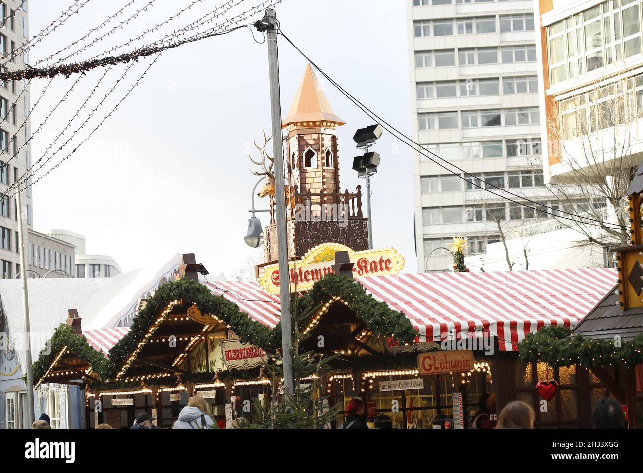 Berlino, Germania. 16th Dic 2021. Berlino: Mercatino di Natale su Breitscheidplatz (Foto di Simone Kuhlmey/Pacific Press) Credit: Pacific Press Media Production Corp./Alamy Live News Foto Stock