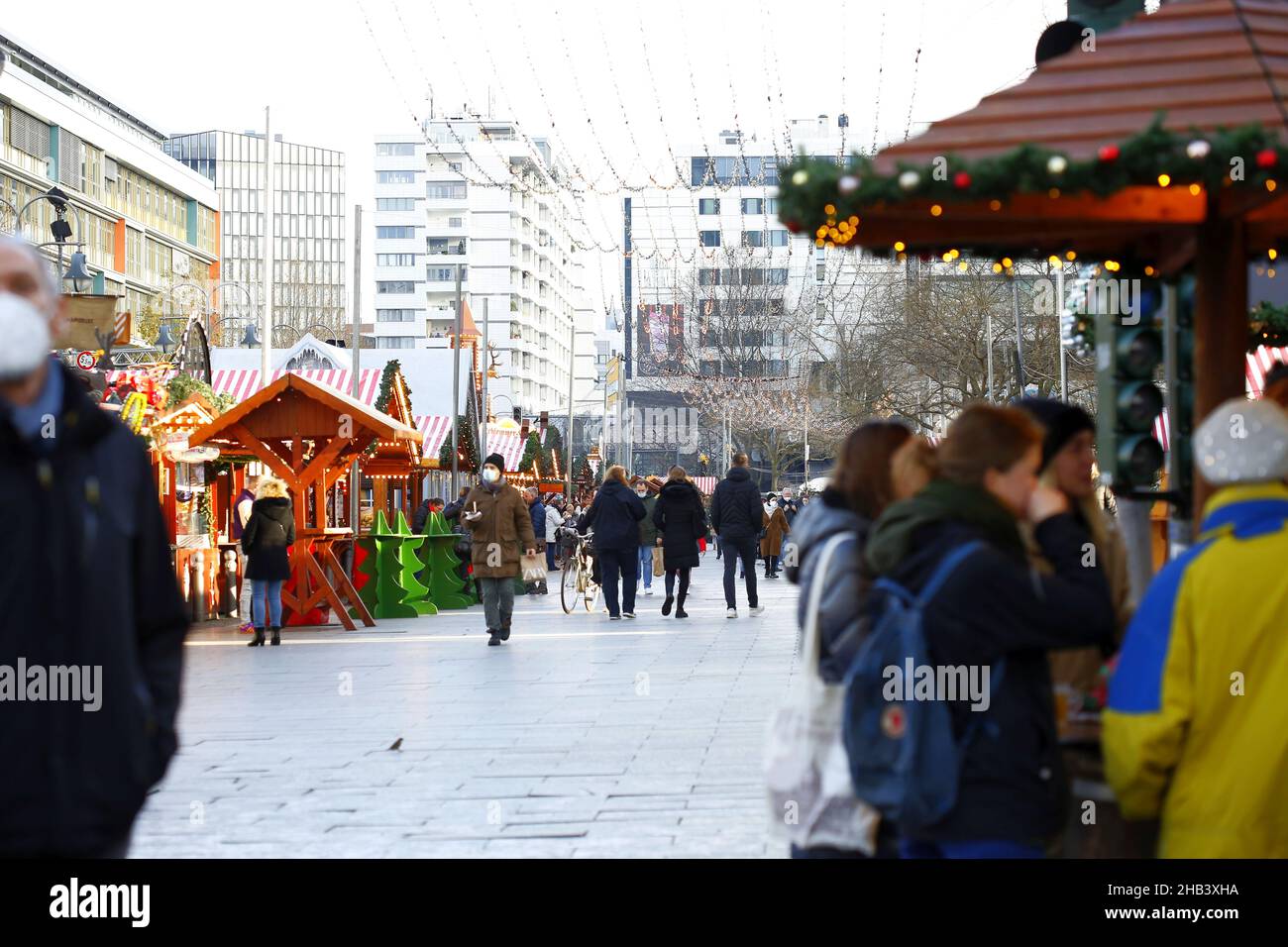 Berlino, Germania. 16th Dic 2021. Berlino: Mercatino di Natale su Breitscheidplatz (Foto di Simone Kuhlmey/Pacific Press) Credit: Pacific Press Media Production Corp./Alamy Live News Foto Stock