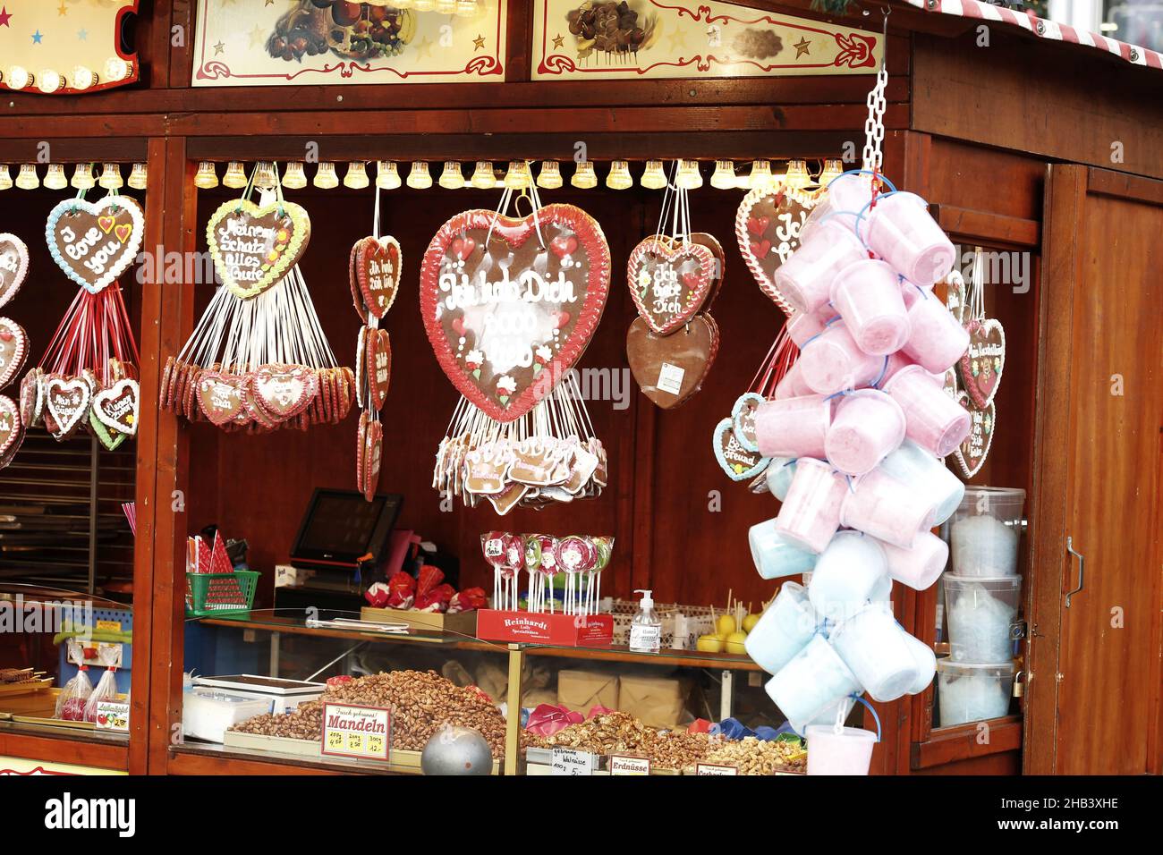 Berlino, Germania. 16th Dic 2021. Berlino: Mercatino di Natale su Breitscheidplatz (Foto di Simone Kuhlmey/Pacific Press) Credit: Pacific Press Media Production Corp./Alamy Live News Foto Stock