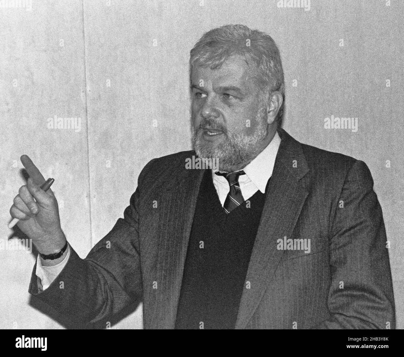 Bruce Brugmann redattore ed editore del giornale San Francisco Bay Guardian, parlando ad una riunione della commissione di pubblica utilità California, 1980s Foto Stock