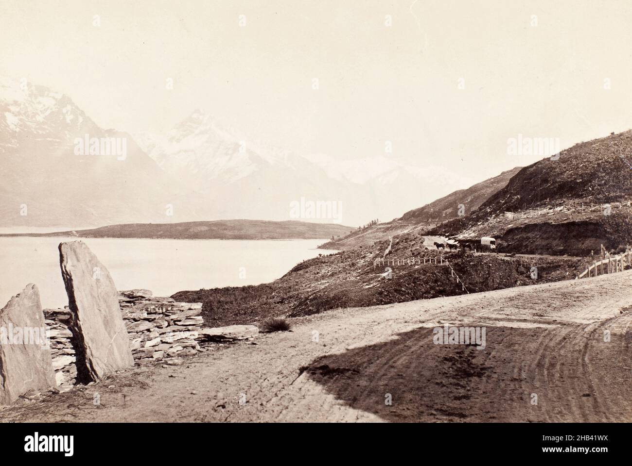 Lago Wakatipu, studio Burton Brothers, 1880s, Dunedin Foto Stock