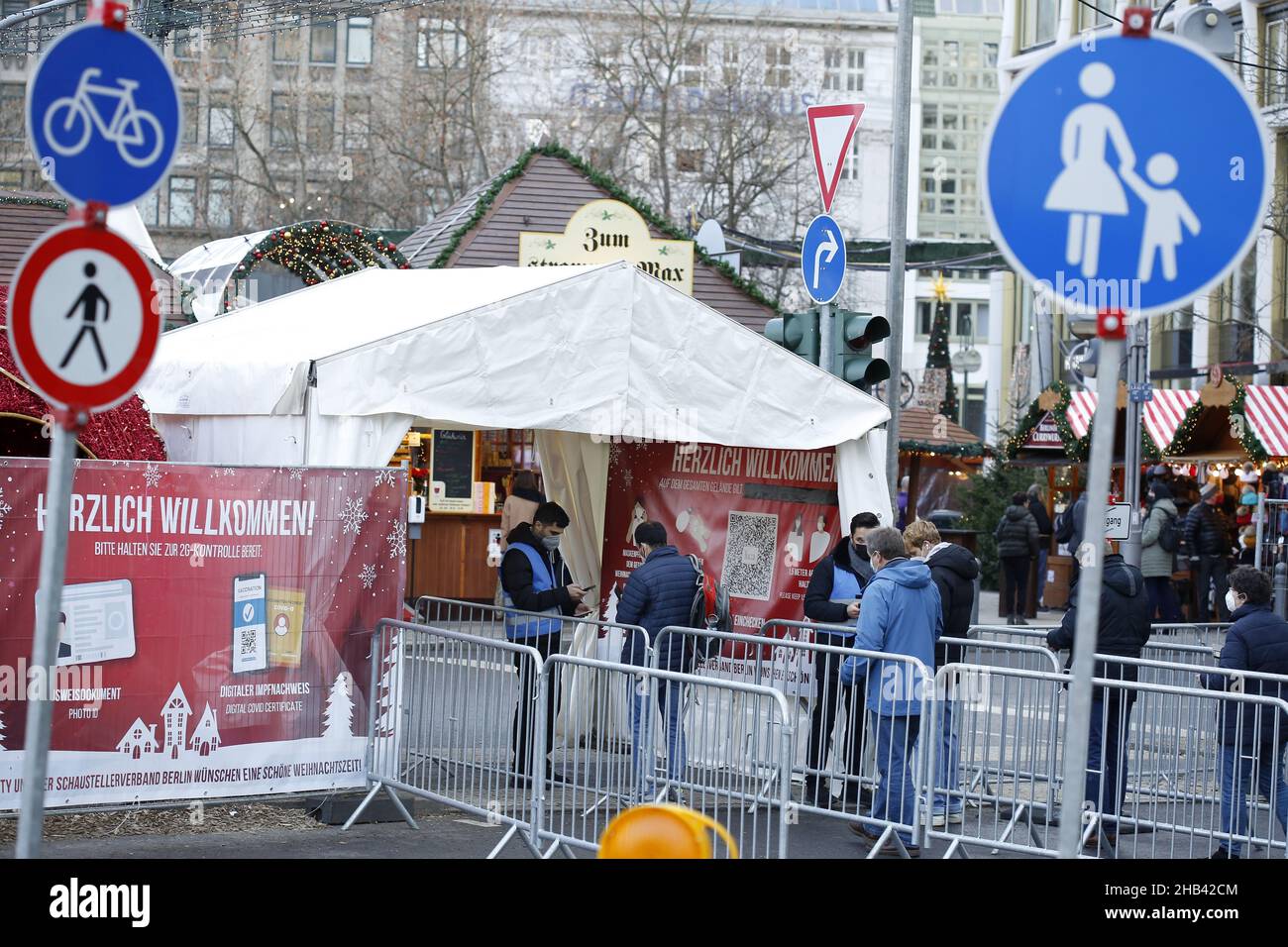 Berlino, Berlino-Charlottenburg, Germania. 16th Dic 2021. Berlino: Mercatino di Natale su Breitscheidplatz (Credit Image: © Simone Kuhlmey/Pacific Press via ZUMA Press Wire) Credit: ZUMA Press, Inc./Alamy Live News Foto Stock