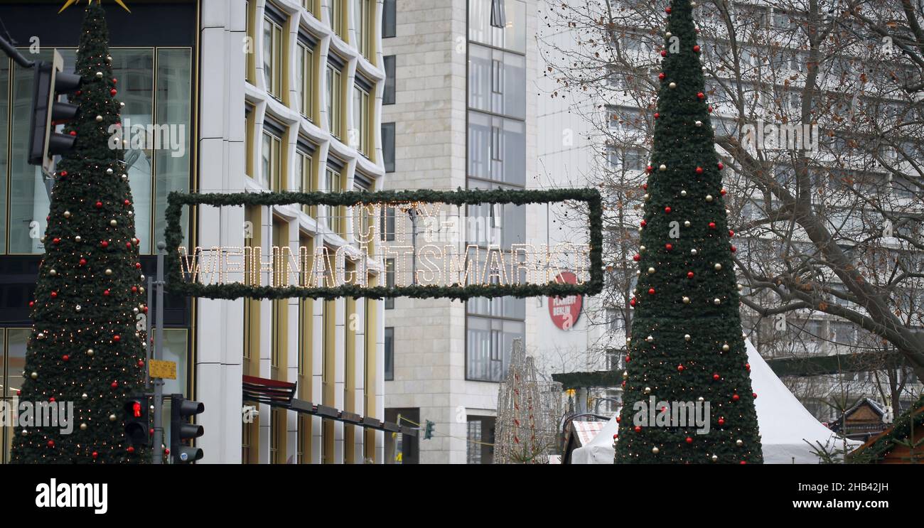 Berlino, Berlino-Charlottenburg, Germania. 16th Dic 2021. Berlino: Mercatino di Natale su Breitscheidplatz (Credit Image: © Simone Kuhlmey/Pacific Press via ZUMA Press Wire) Credit: ZUMA Press, Inc./Alamy Live News Foto Stock