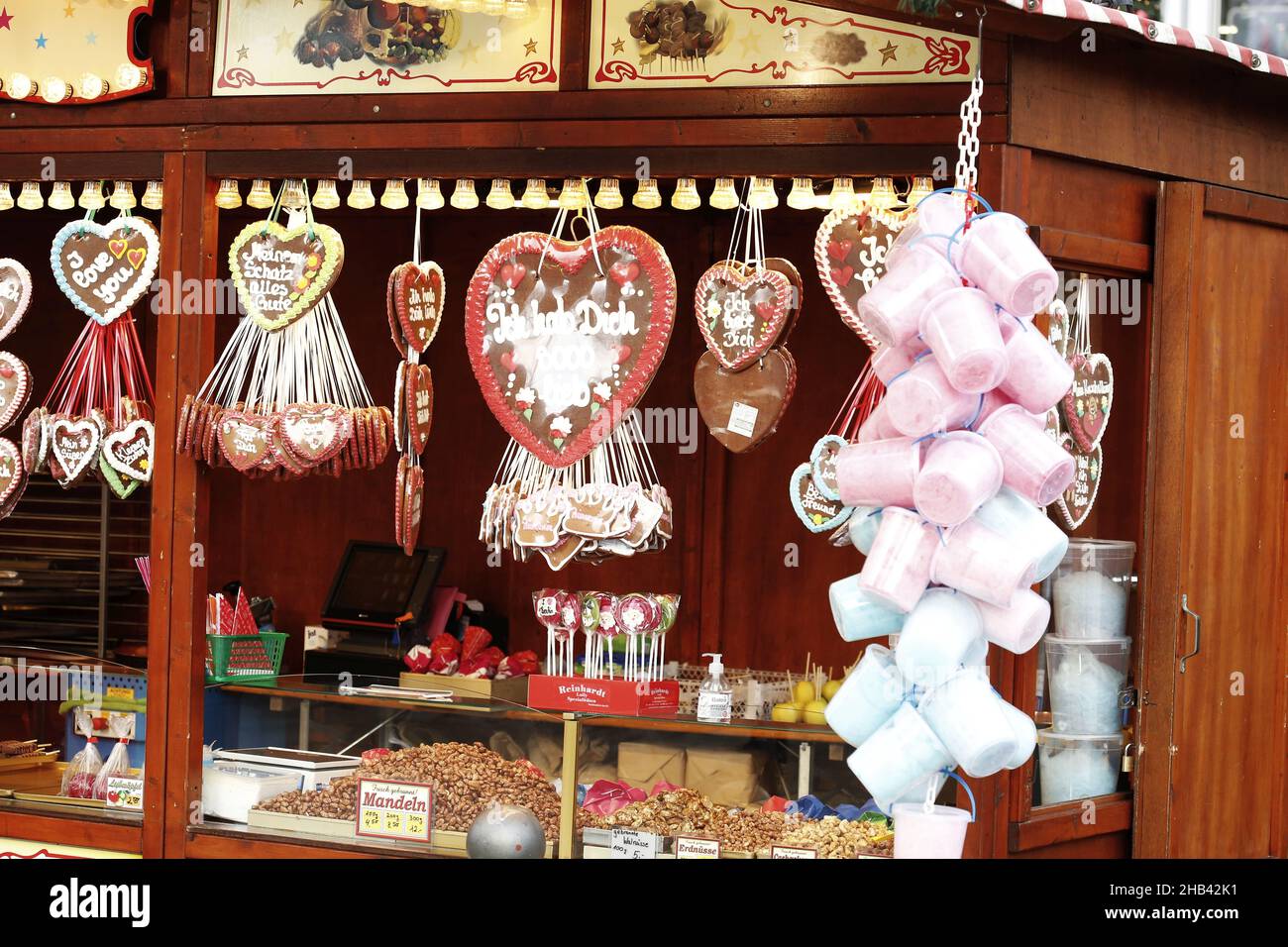 Berlino, Berlino-Charlottenburg, Germania. 16th Dic 2021. Berlino: Mercatino di Natale su Breitscheidplatz (Credit Image: © Simone Kuhlmey/Pacific Press via ZUMA Press Wire) Credit: ZUMA Press, Inc./Alamy Live News Foto Stock