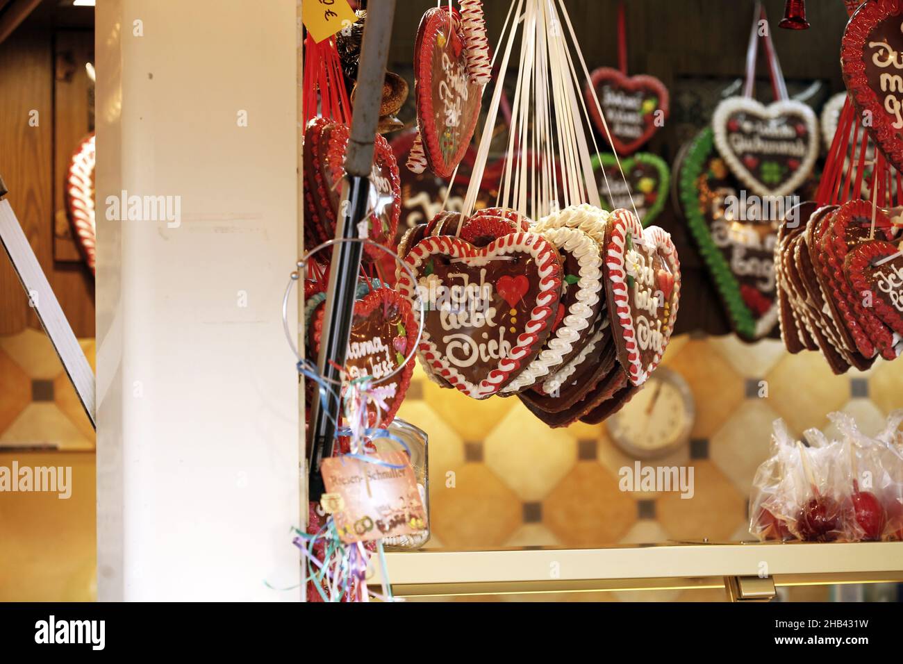 Berlino, Berlino-Charlottenburg, Germania. 16th Dic 2021. Berlino: Mercatino di Natale su Breitscheidplatz (Credit Image: © Simone Kuhlmey/Pacific Press via ZUMA Press Wire) Credit: ZUMA Press, Inc./Alamy Live News Foto Stock